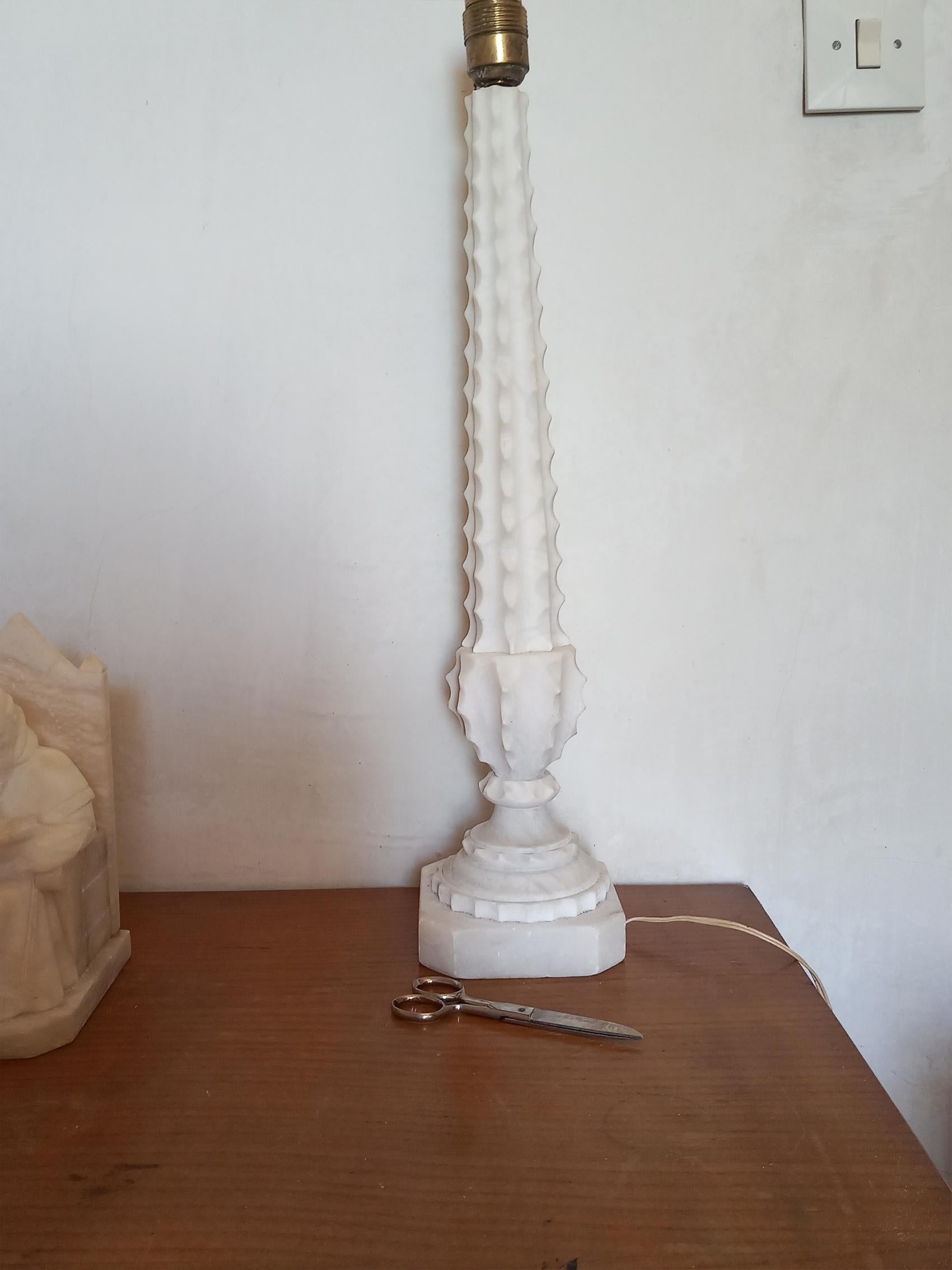 Lampe de table Art Déco en albâtre grand format   Blanc  Forme organique, Sculpture Excellent état - En vente à Mombuey, Zamora