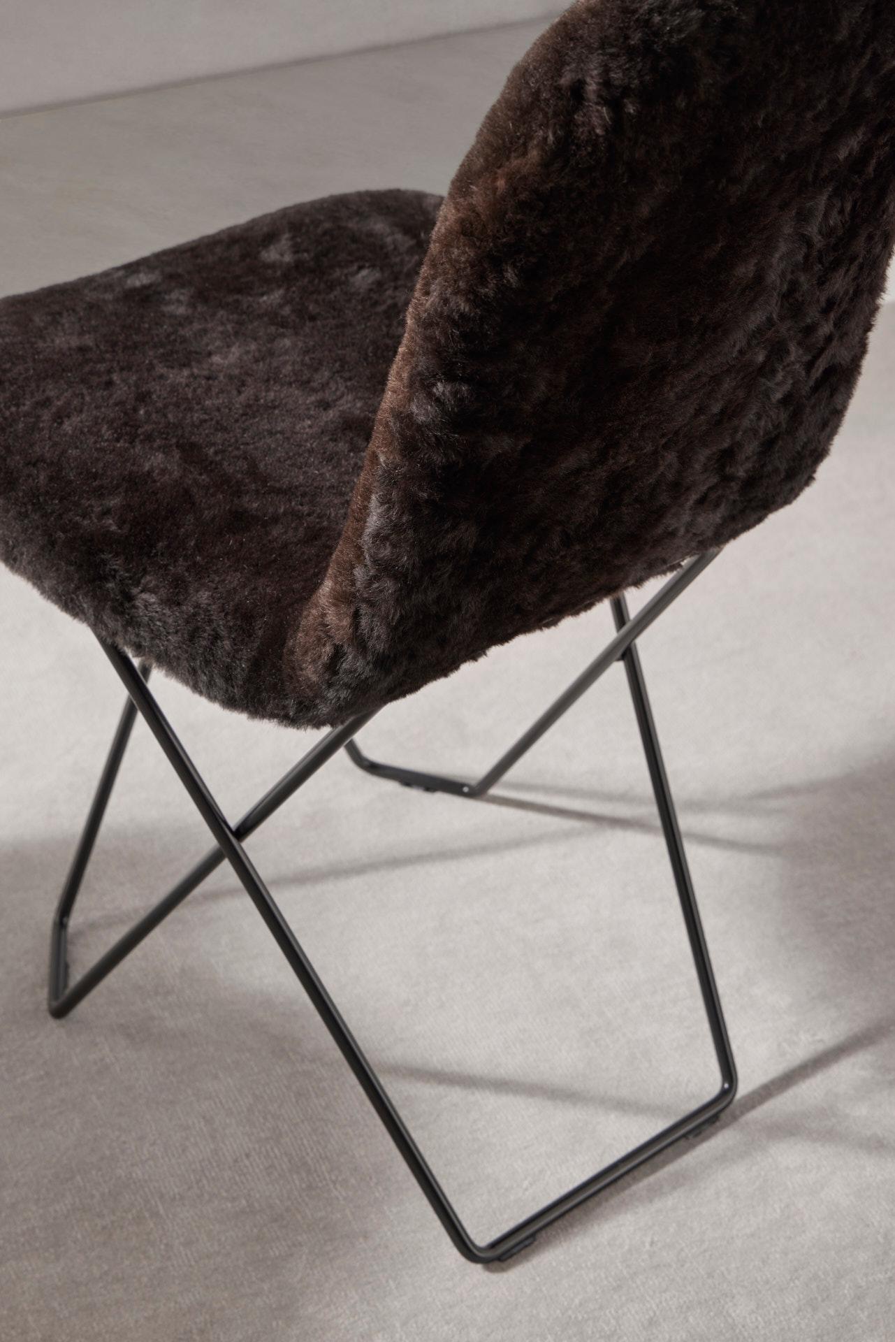 Cactus Sheepskin Dining Chair by Cuero Design
Dimensions: D 67 x W 50 x H 90 cm.
Materials: Sheepskin and 24K gold plated metal.
Finish: Shorn White sheepskin and 24K gold plated frame.

Available in different sheepskin and metal color options and