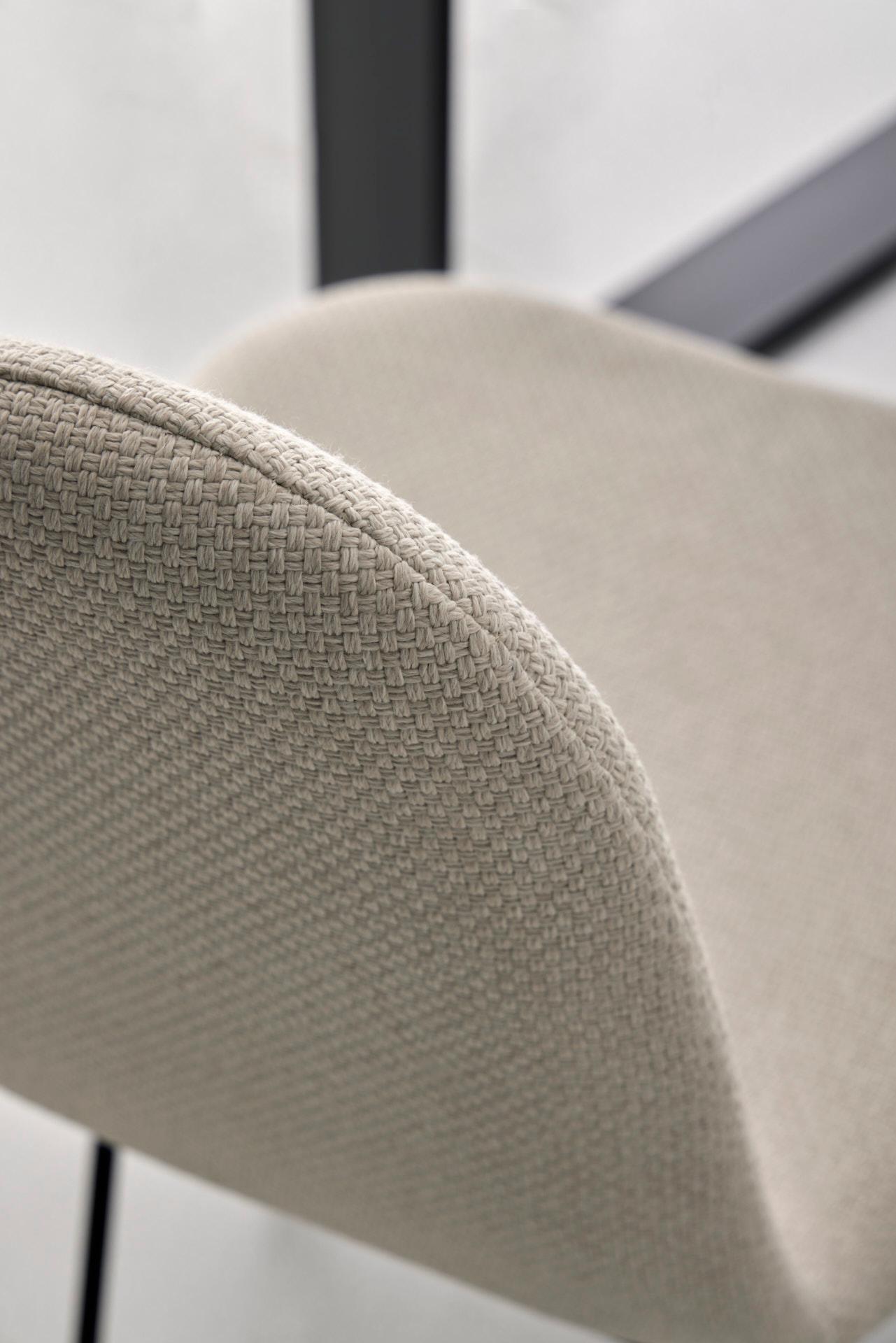 Sedia da pranzo Cactus Textile di Cuero Design
Dimensioni: P 67 x L 50 x H 90 cm.
Materiali: Tappezzeria e metallo.
Finitura: imbottitura beige e struttura nera.

Disponibile in diverse opzioni di colori e finiture per i rivestimenti e il metallo.