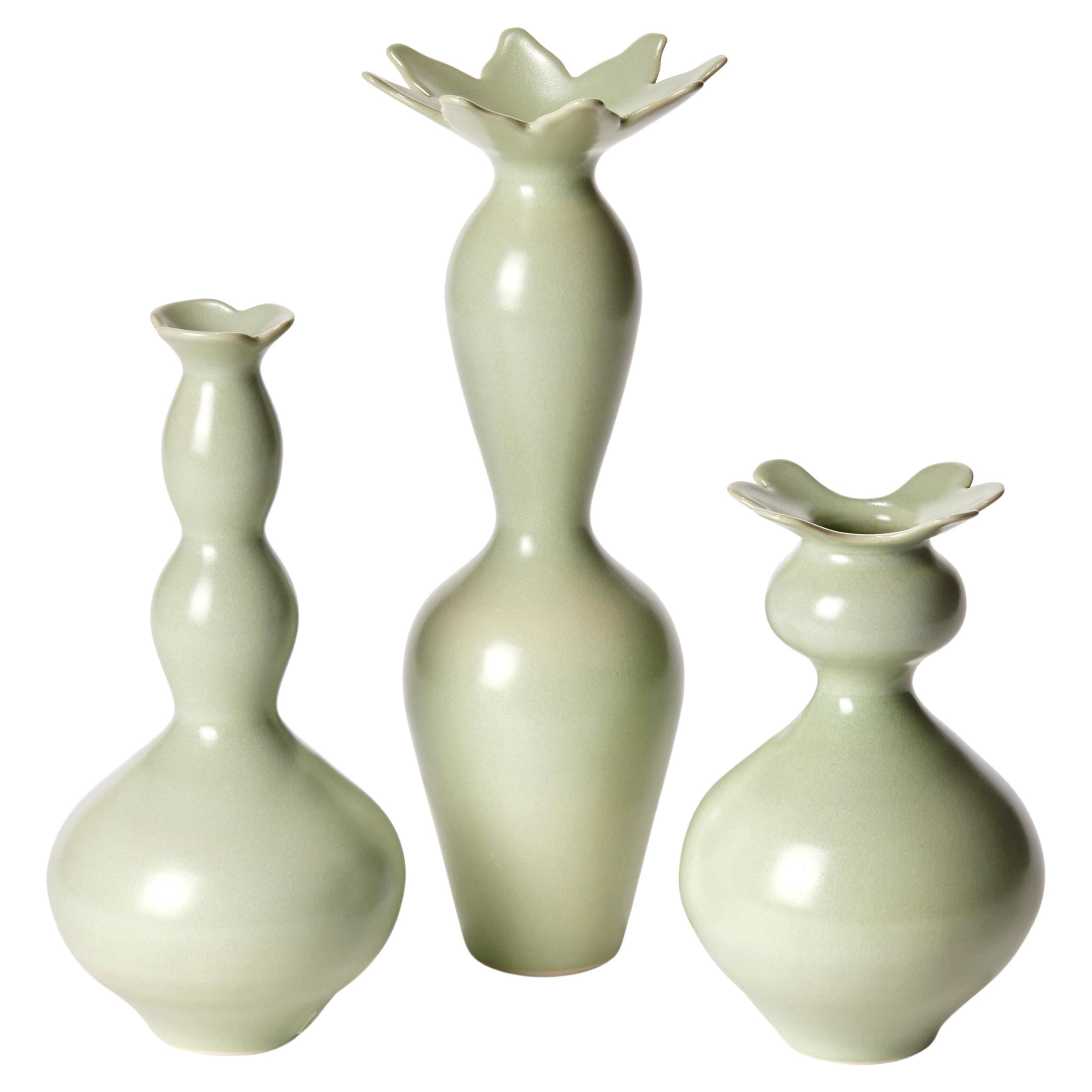 Trio de cactus, nature morte de trois vases en porcelaine moulée verte de Vivienne Foley