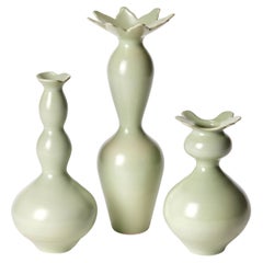 Trio de cactus, nature morte de trois vases en porcelaine moulée verte de Vivienne Foley