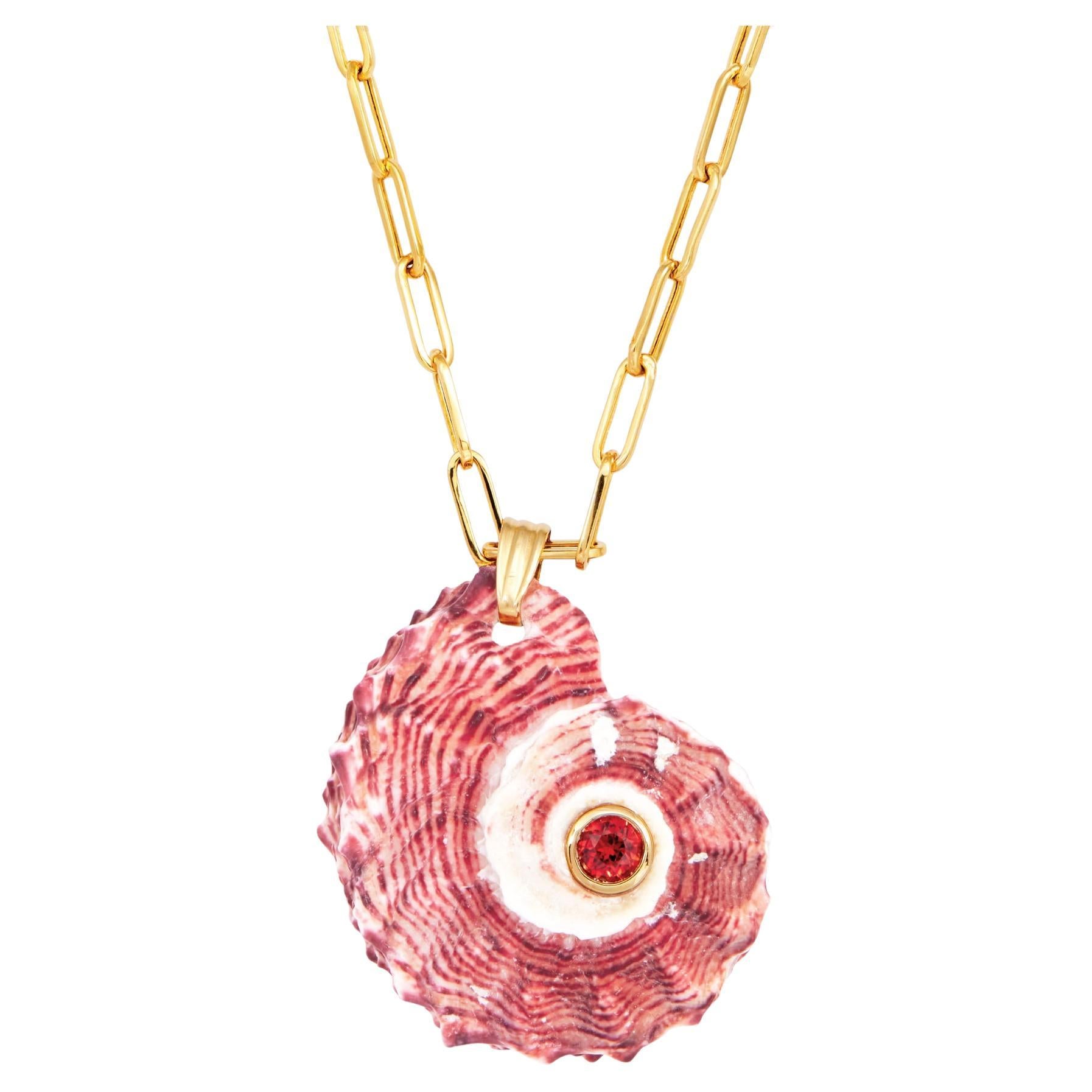 Ciondolo conchiglia rossa Cadaques con granato in vendita