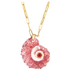 Ciondolo conchiglia rossa Cadaques con granato