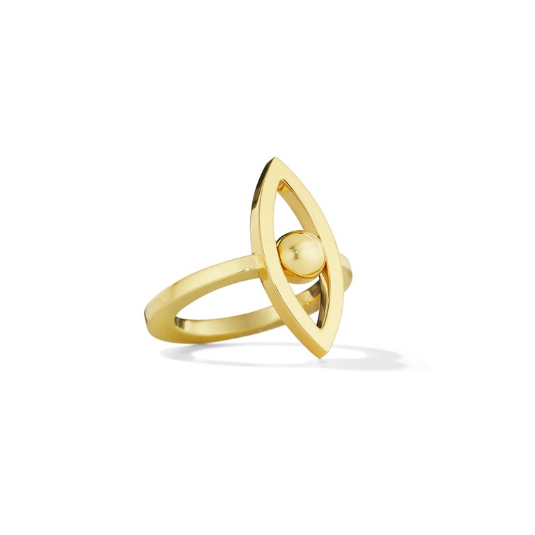 Look inside yourself, great treasures are to be discovered.™ A modern, minimalistic interpretation of the eye makes this ring the ideal piece for daily wear. The white diamond center of the eye can be flipped to reveal a solid yellow gold