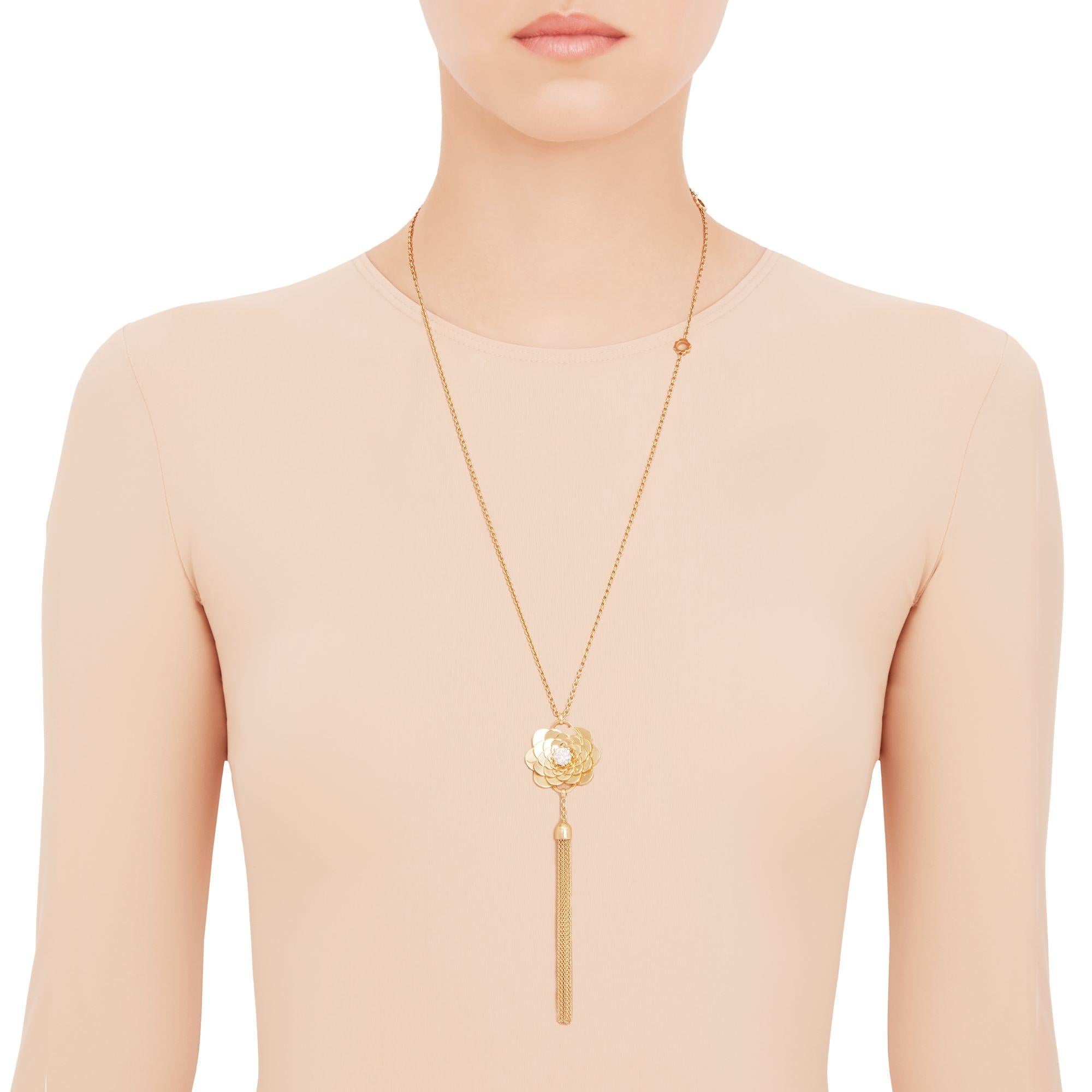 Contemporary 18K Yellow Gold Pendant Necklace with White Diamonds
