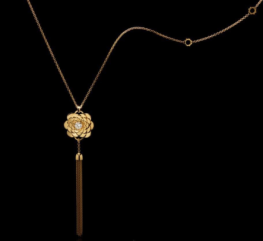 Round Cut 18K Yellow Gold Pendant Necklace with White Diamonds