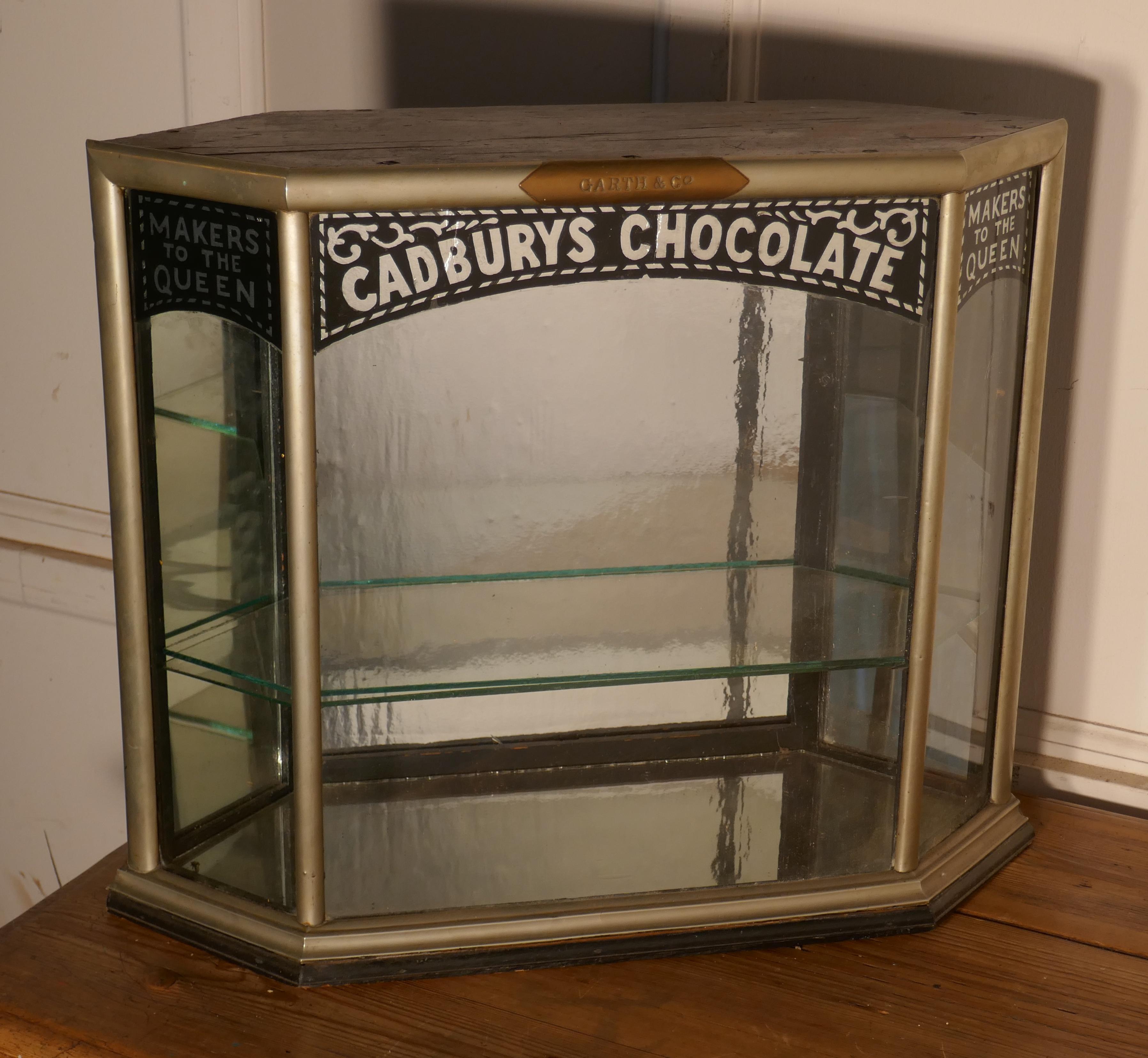 Art déco Cadbury's Art Deco Display Cabinet, Art Deco Crome  Ce petit mais charmant  en vente