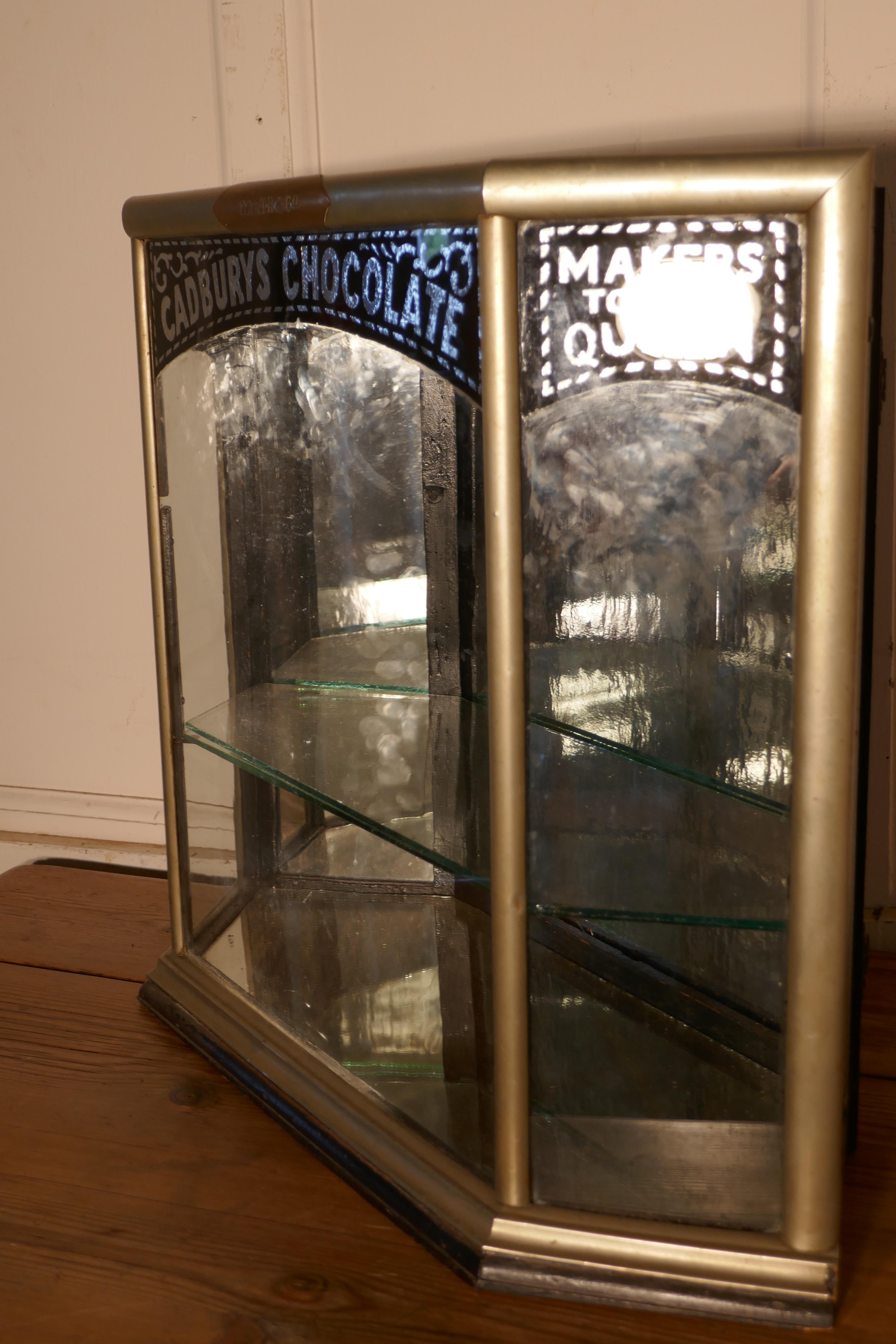 Cadbury's Art Deco Display Cabinet, Art Deco Crome  Ce petit mais charmant  Bon état - En vente à Chillerton, Isle of Wight