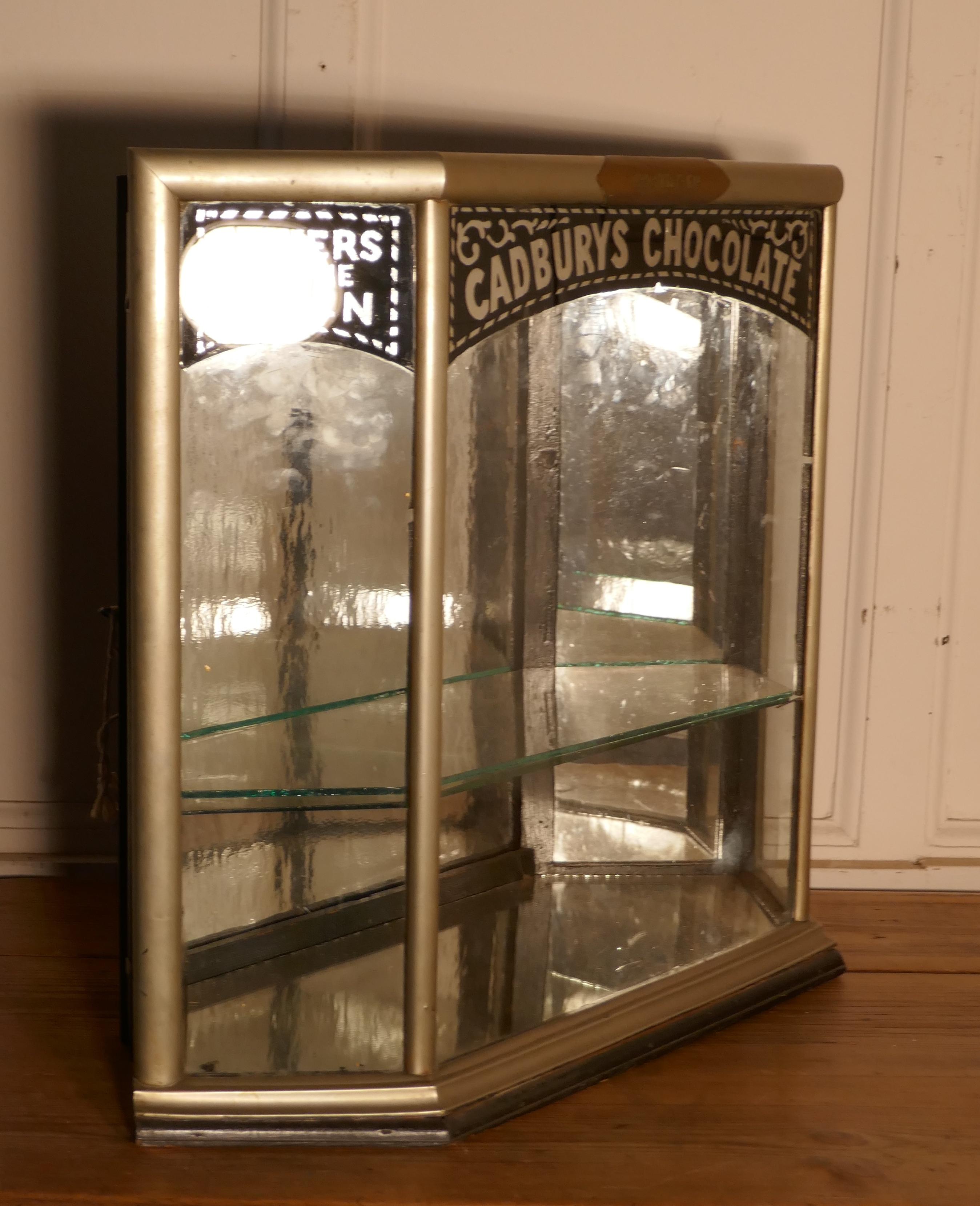 Cadbury's Art Deco Display Cabinet, Art Deco Crome  Ce petit mais charmant  en vente 1