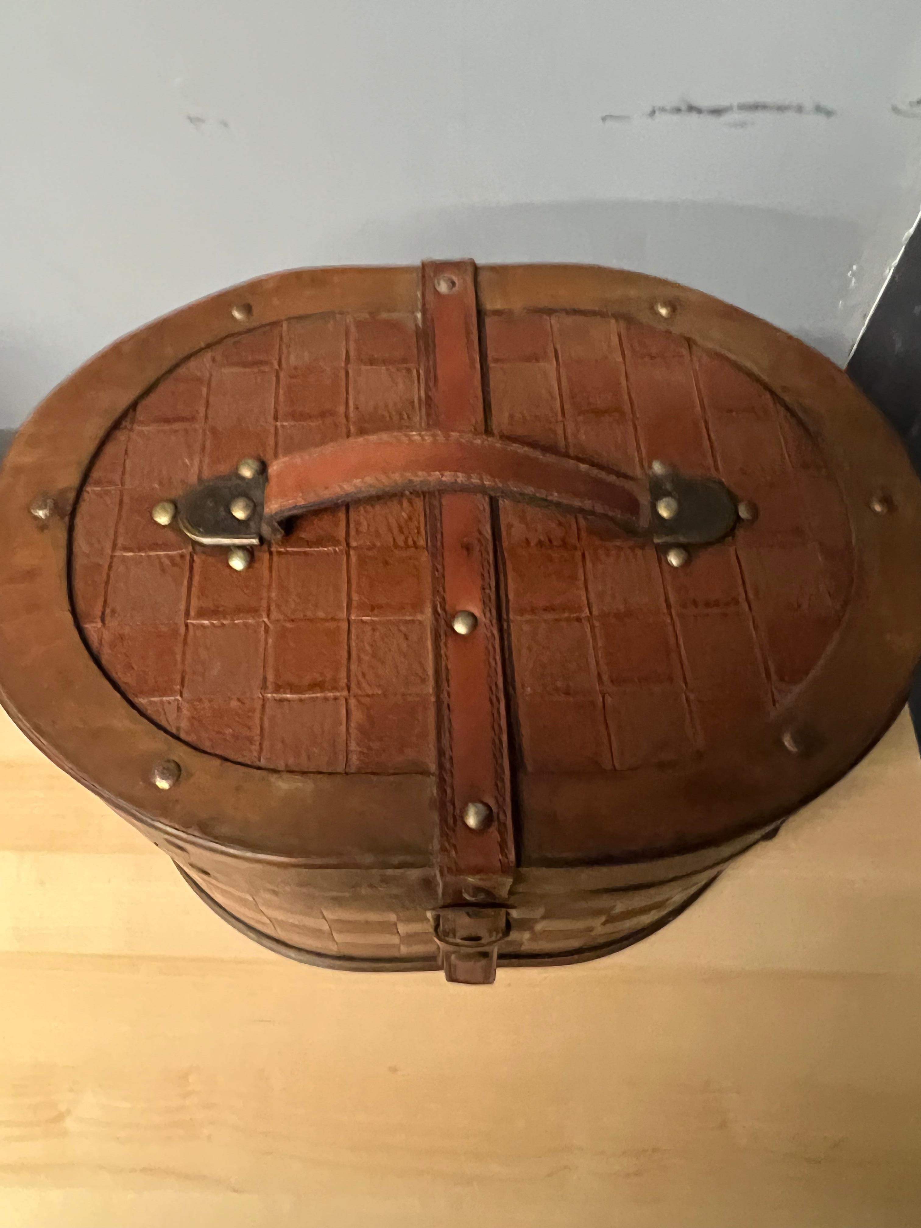 Caddy with Buckle and Snap Closure For Sale 5