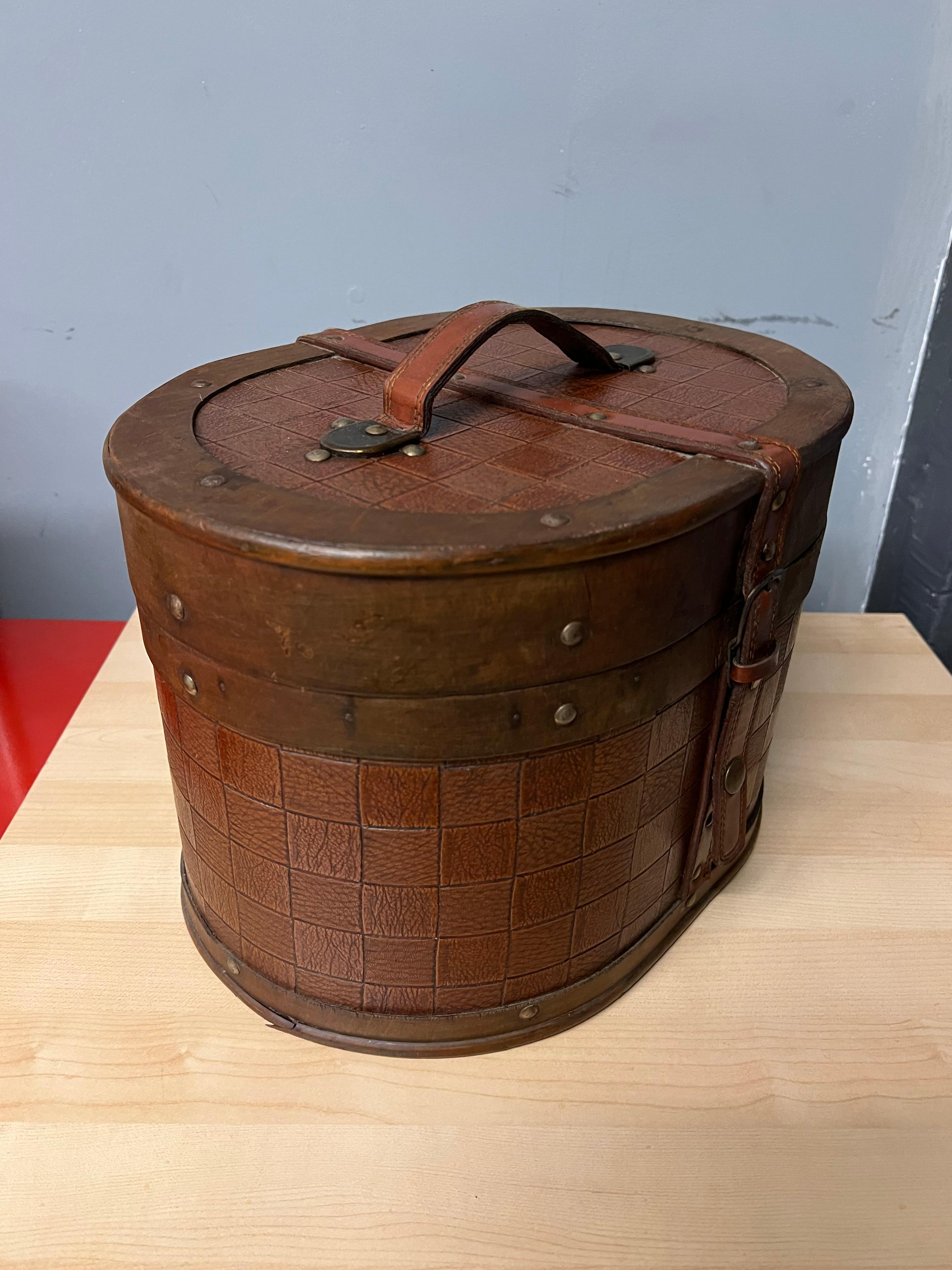 Caddy with Buckle and Snap Closure In Good Condition For Sale In Los Angeles, CA