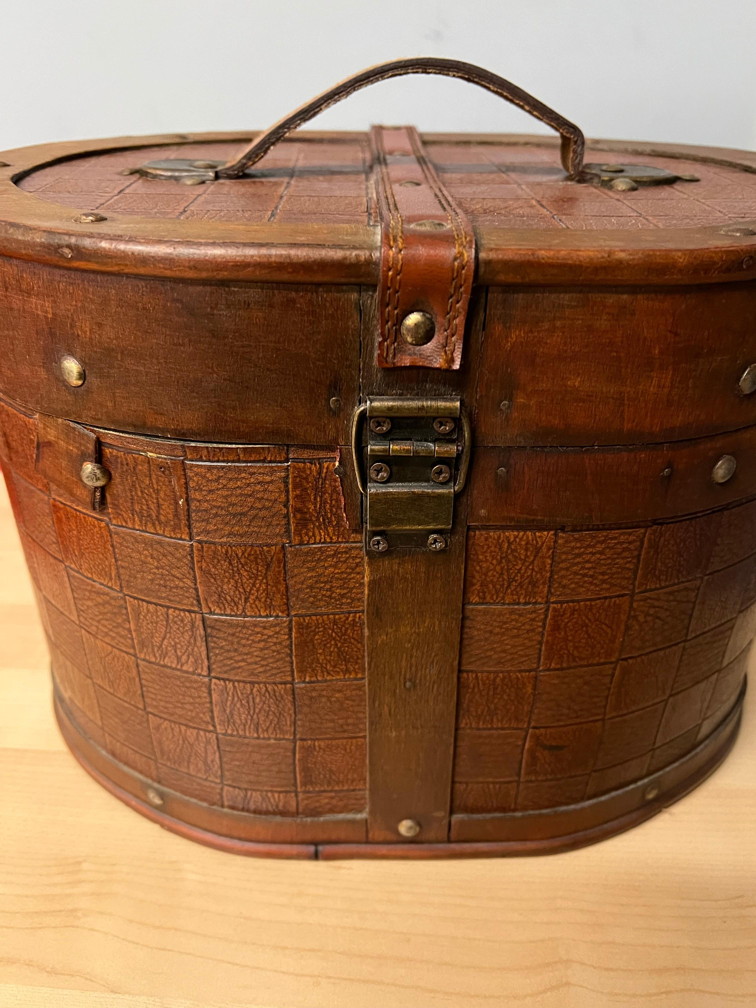 Caddy with Buckle and Snap Closure For Sale 1