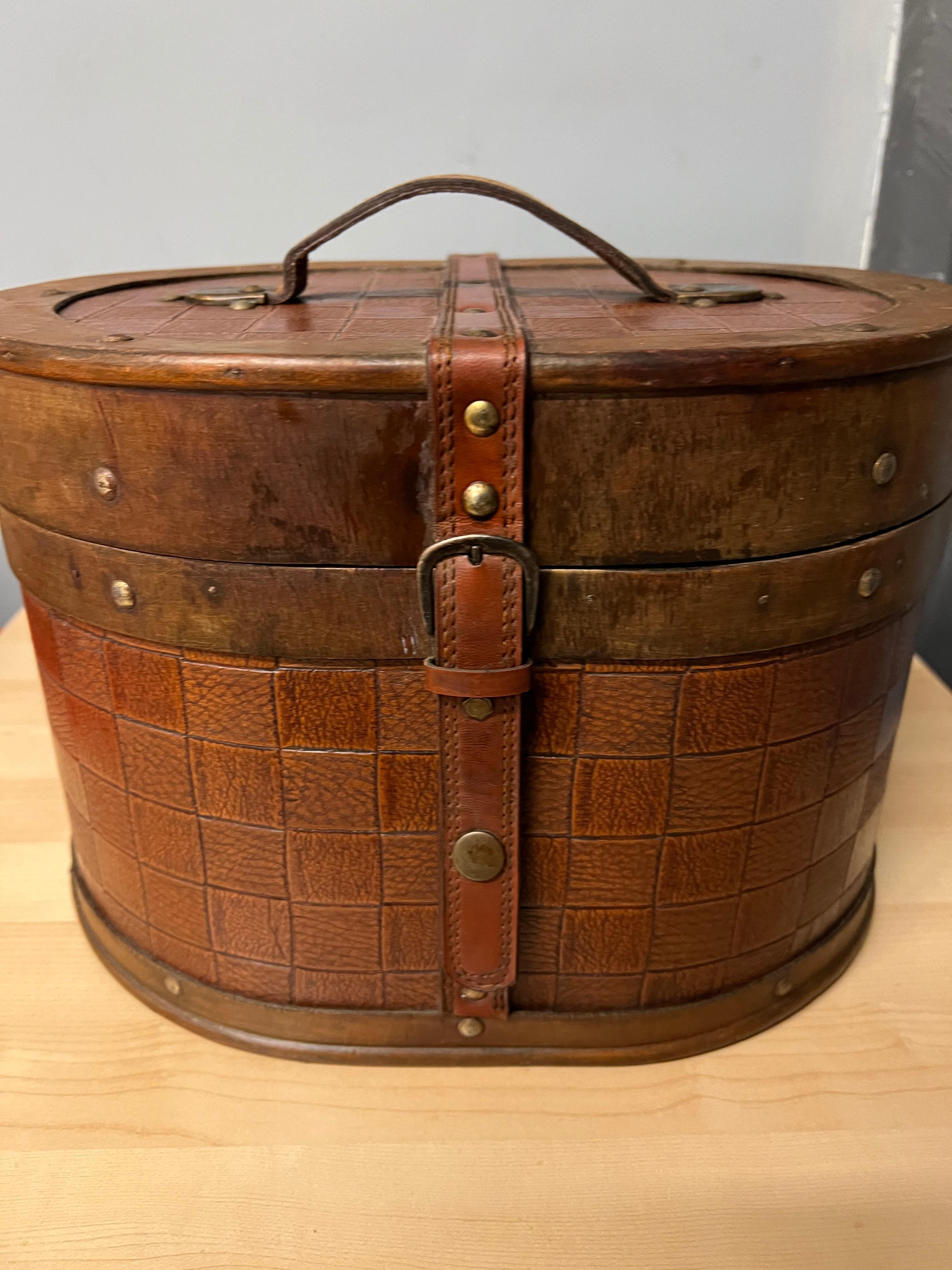 Caddy with Buckle and Snap Closure For Sale 2