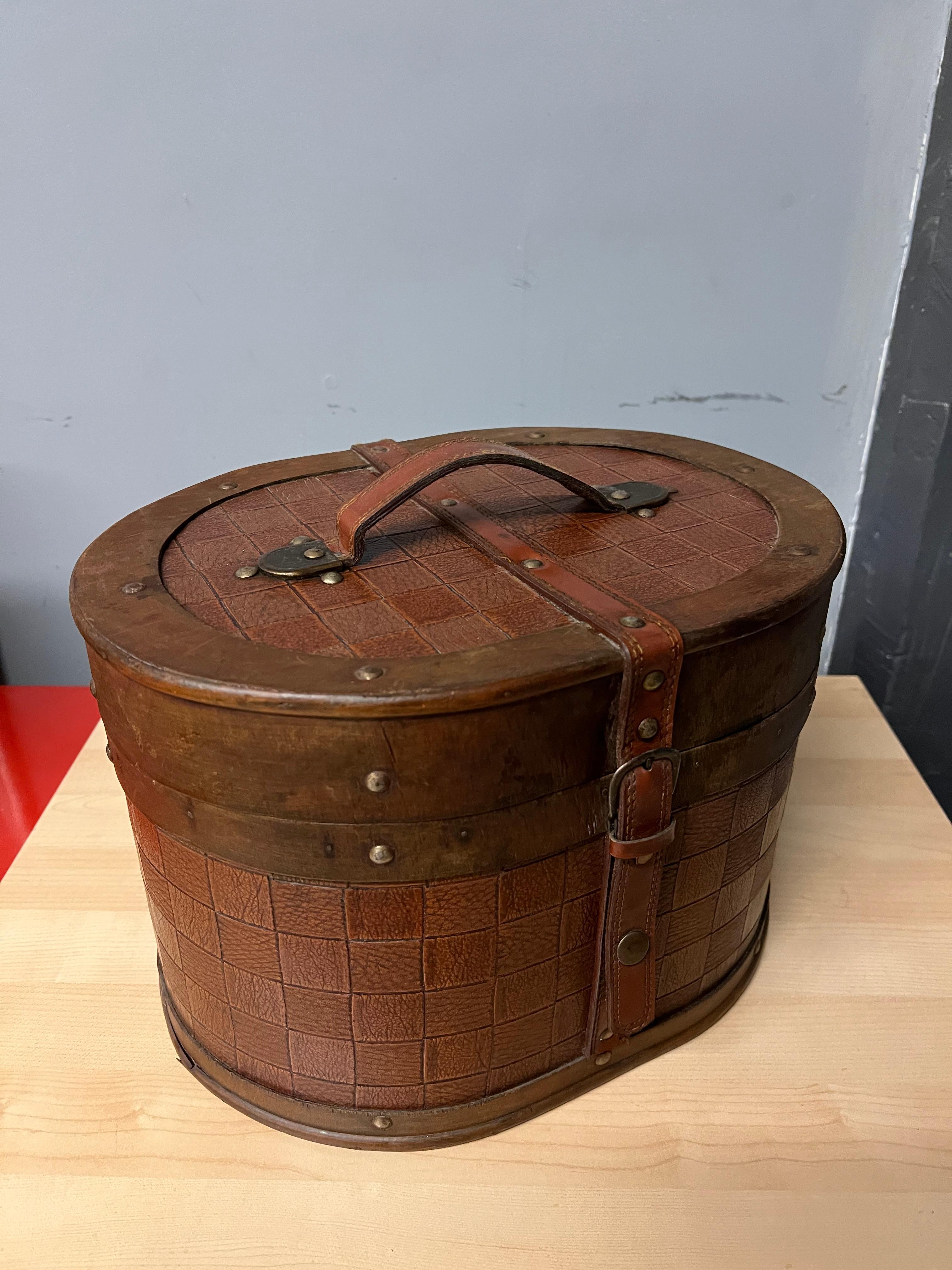 Caddy with Buckle and Snap Closure For Sale 3