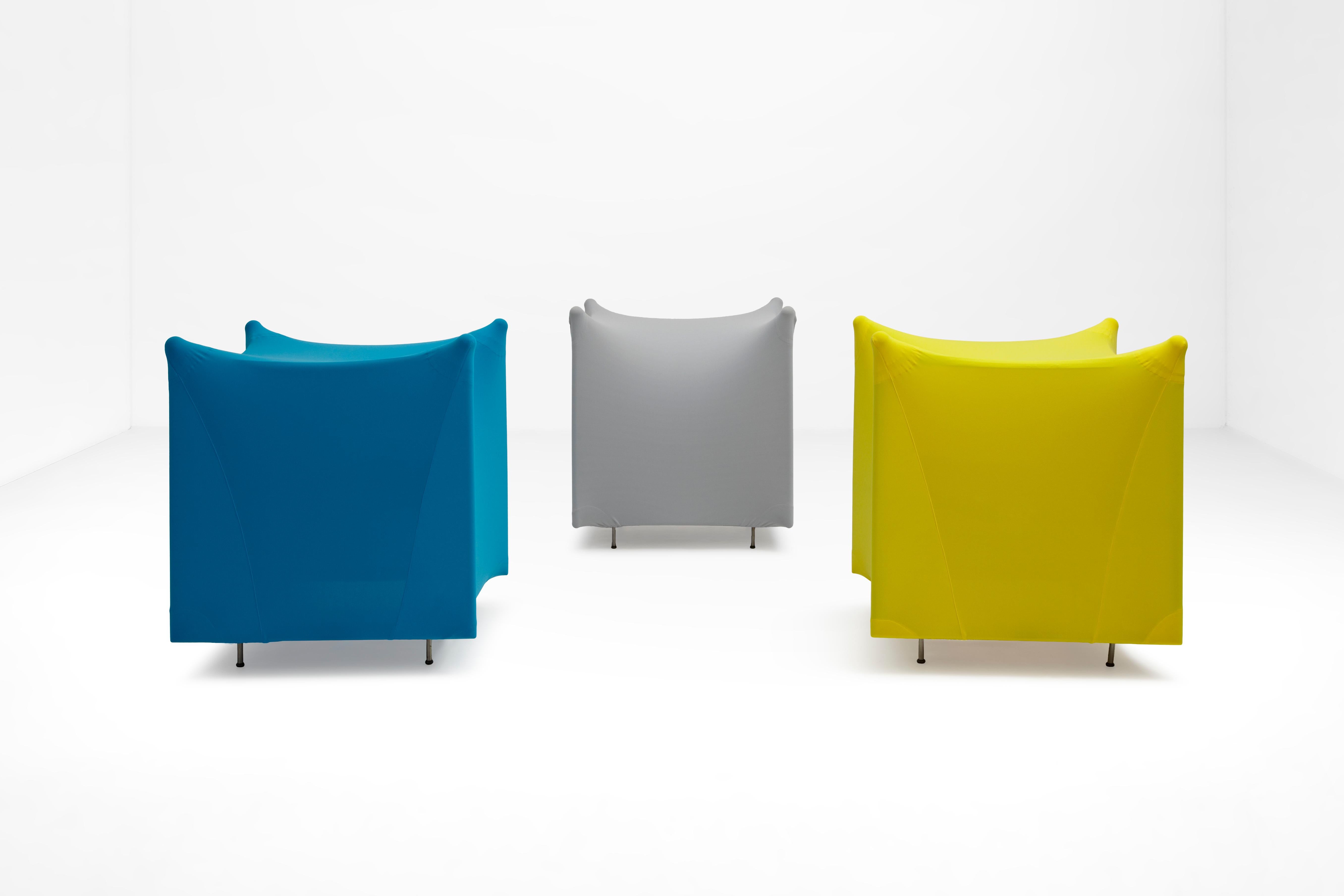 La silla Cadê, diseñada en 1995, se presentó por primera vez en la exposición Entre Objetos de la Galería Nara Roesler, comisariada por Maria Alice Milliet. Cuestionando la máxima de la Bauhaus (