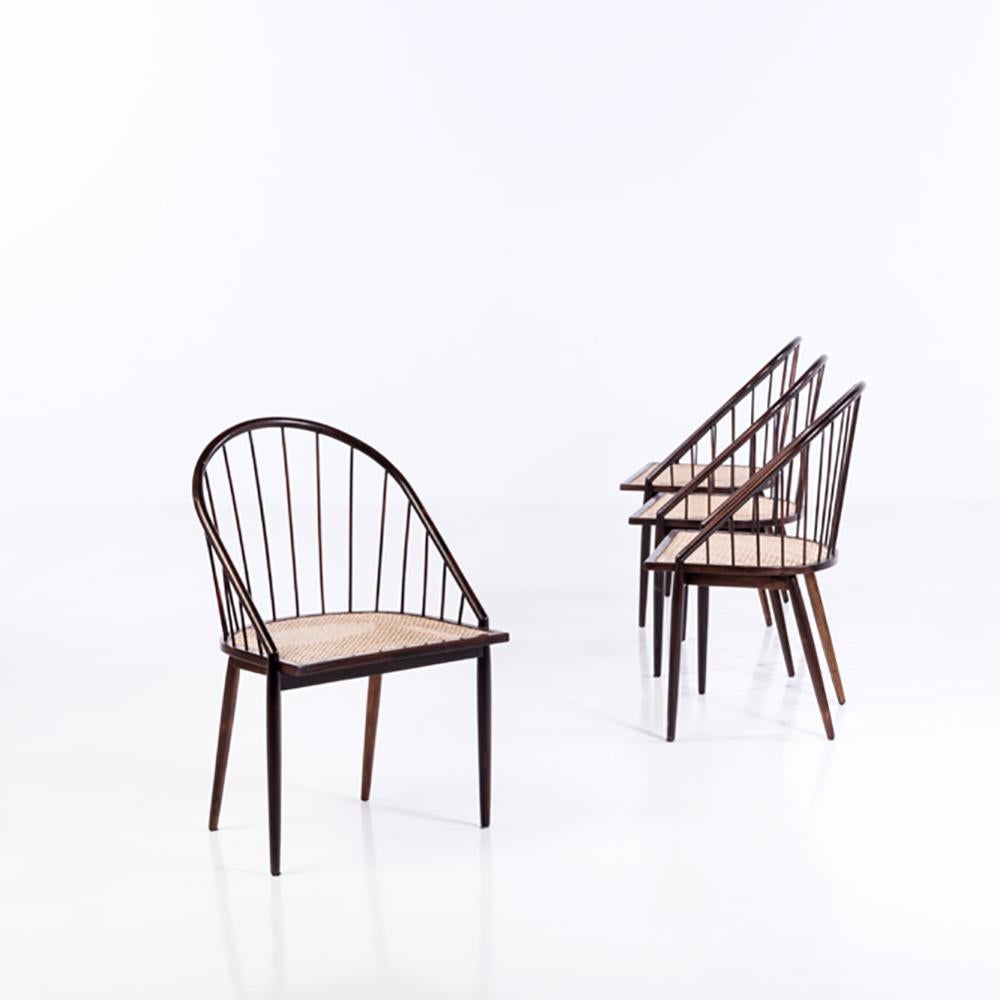 Diese seltenen Cadeira Curva-Stühle des berühmten Joaquim Tenreiro, einer Schlüsselfigur des brasilianischen Designs der Jahrhundertmitte, verleihen jedem Interieur zeitlose Raffinesse. Tenreiro ist bekannt für seine sorgfältige Handwerkskunst und