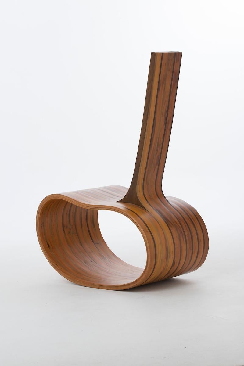 Varnished Contemporary rocking chair Feijão (bean) by Brazilian designer Rodrigo Simão