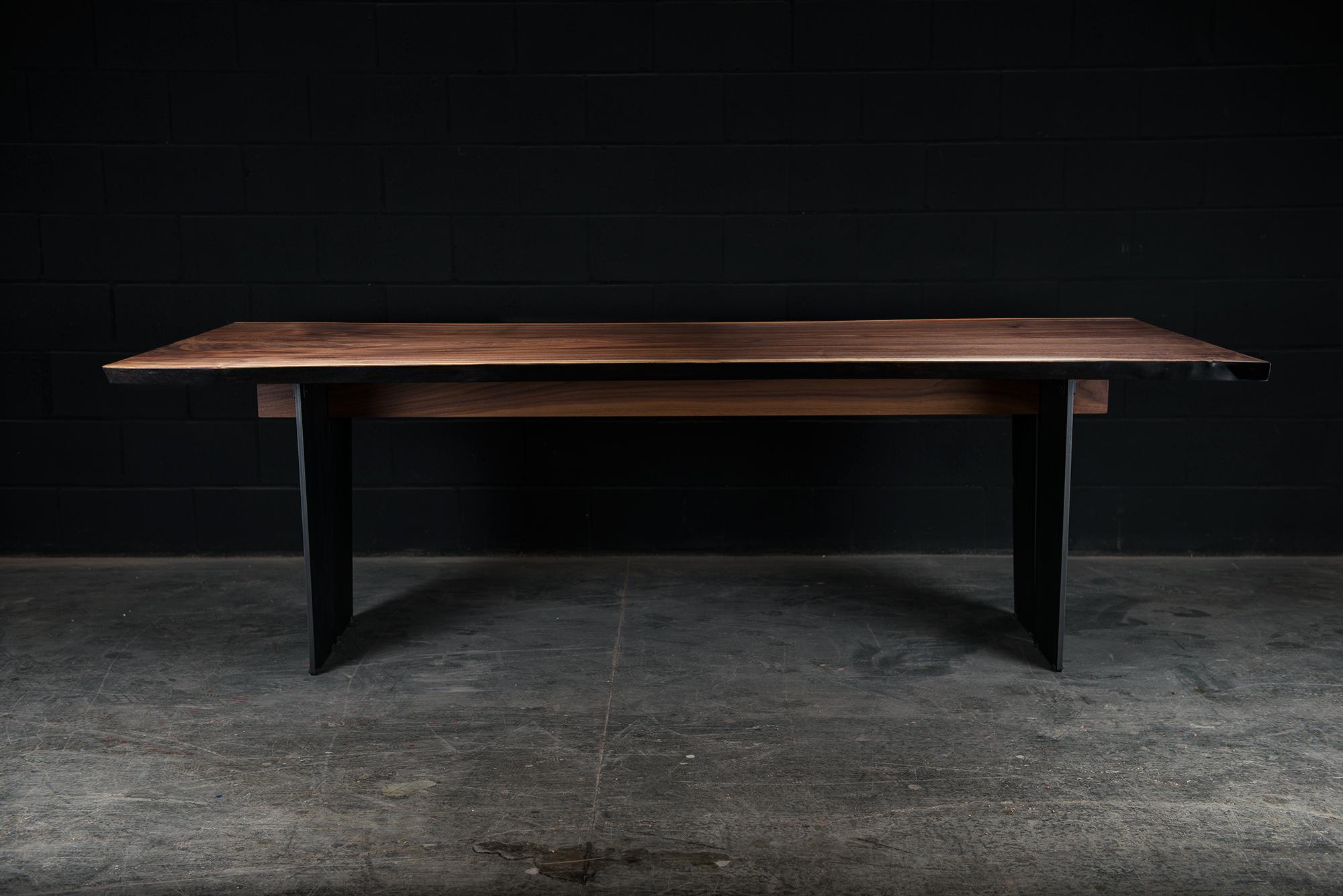 Moderne Table de salle à manger Cadelon Live Edge, par Ambrozia, dalles de noyer noir, noirci à la main  en vente