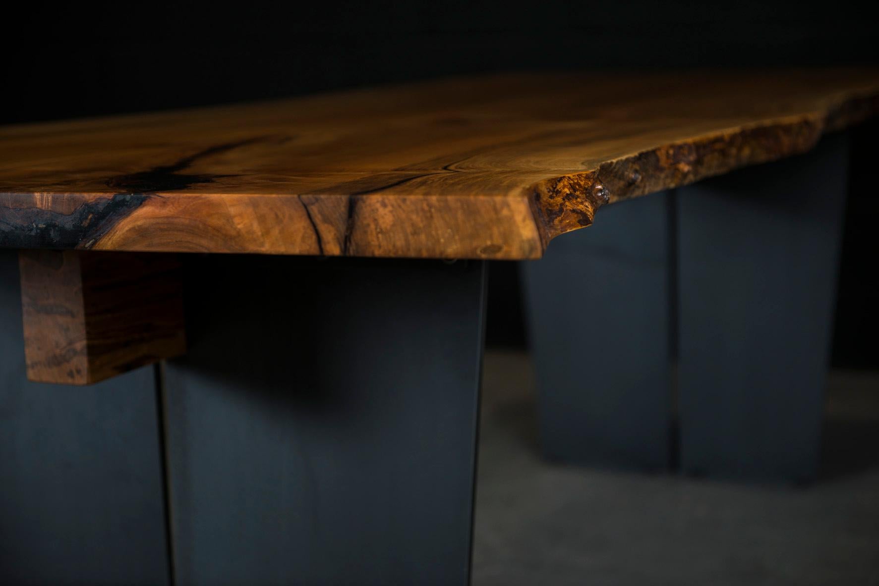 Notre table à manger Cadelon à bord vif est fabriquée à la main sur commande à partir d'une dalle d'érable argenté unique en son genre, avec une finition à l'huile et à la cire naturelles frottées à la main qui rehaussent la beauté réelle du bois et