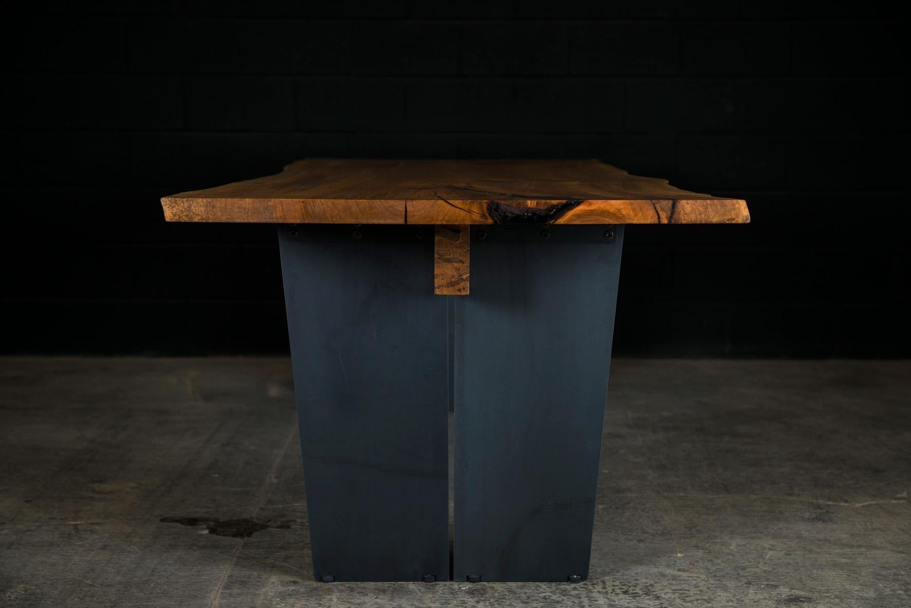 Moderne Table de salle à manger Cadelon, par Ambrozia, dalle d'érable argenté, base en acier noirci à la main en vente