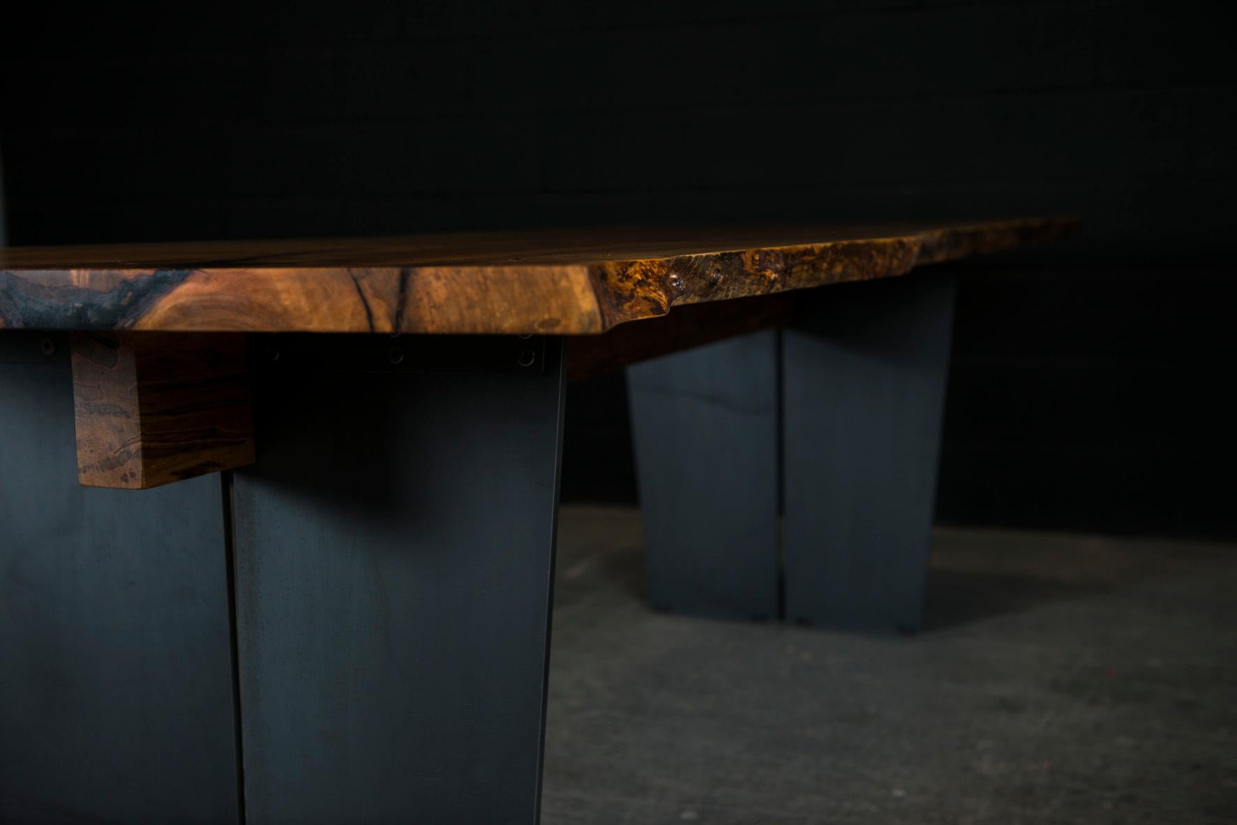 Canadien Table de salle à manger Cadelon, par Ambrozia, dalle d'érable argenté, base en acier noirci à la main en vente