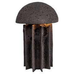 CADEN LARGE Lampe de table à dôme en céramique, émail noir très texturé, Kalin Asenov