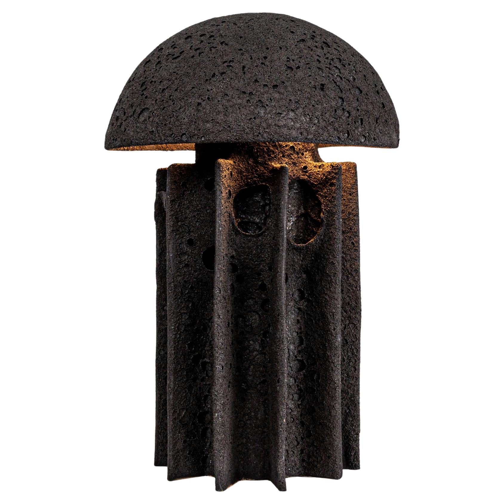 Lampada da tavolo CADEN, Obsidian Reef Lava, ceramica costruita a mano da Kalin Asenov