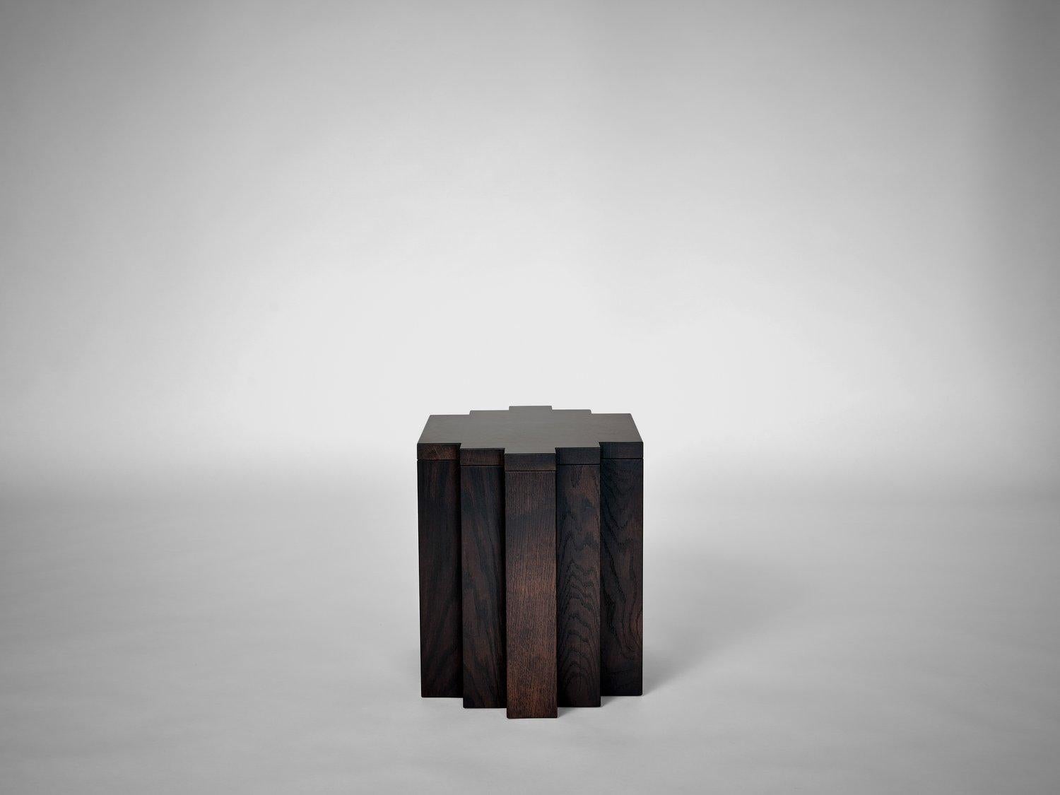 Néerlandais Tabouret Cadence 55 en chêne européen brun foncé par Mokko Amsterdam en vente