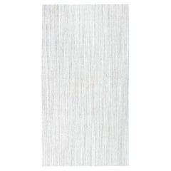 Tappeto moderno "Cadence" a trama piatta a righe grigio chiaro, realizzato a mano da Doris Leslie Blau