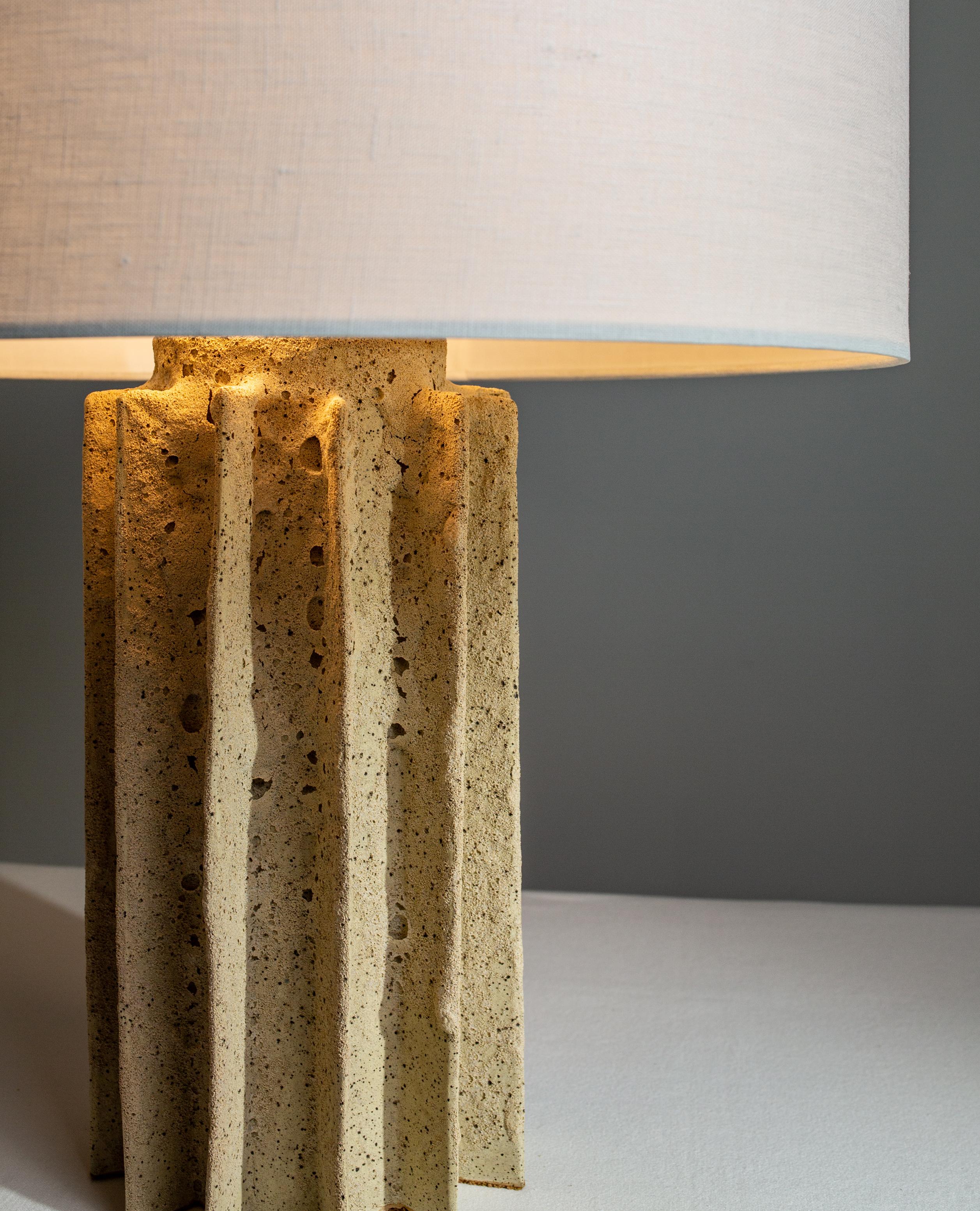Lámpara de mesa CADEN_shade, Coralstone White Lava, lámpara construida a mano por Kalin Asenov Moderno en venta