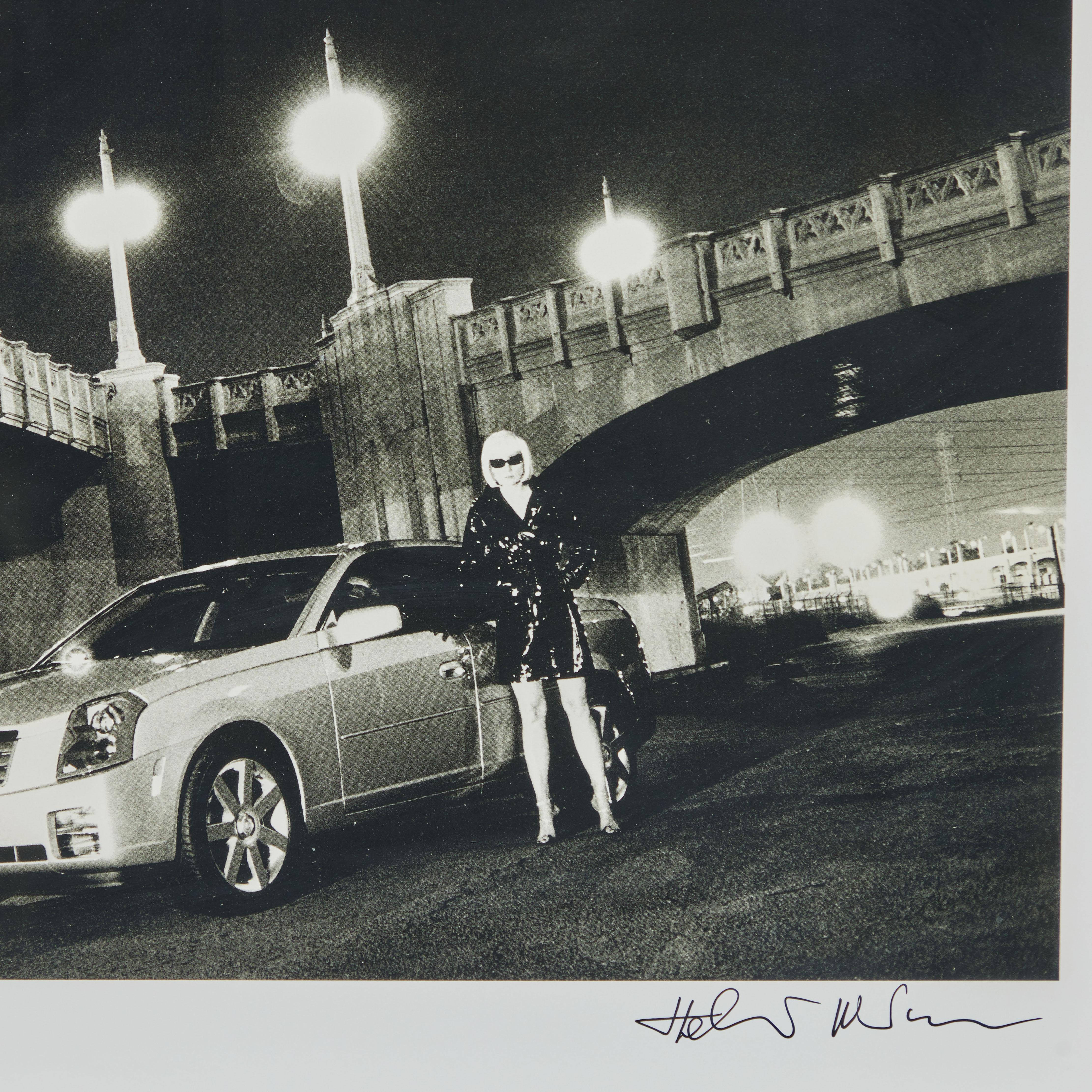 Moderne Cadillac CST et Blonde, 2002, impression encadrée par Helmut Newton (1920-2004) en vente