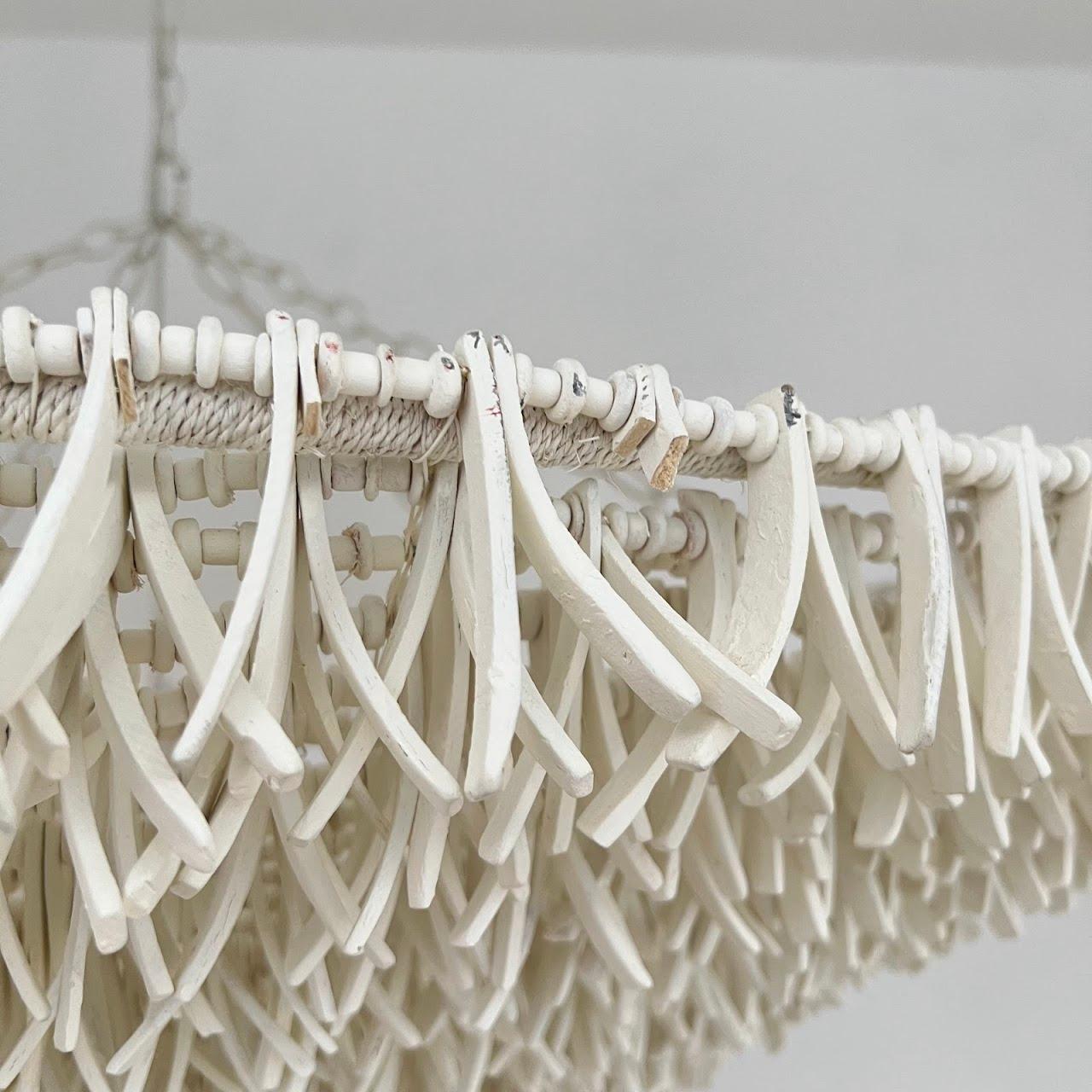Il lampadario Cadiz di Palecek è un'aggiunta straordinaria a qualsiasi sala da pranzo o soggiorno.

Realizzata a mano: Conchiglie di cocco e perline di legno intagliate a mano in finitura crema, dettagli in corda di abaca bianca intrecciata e una