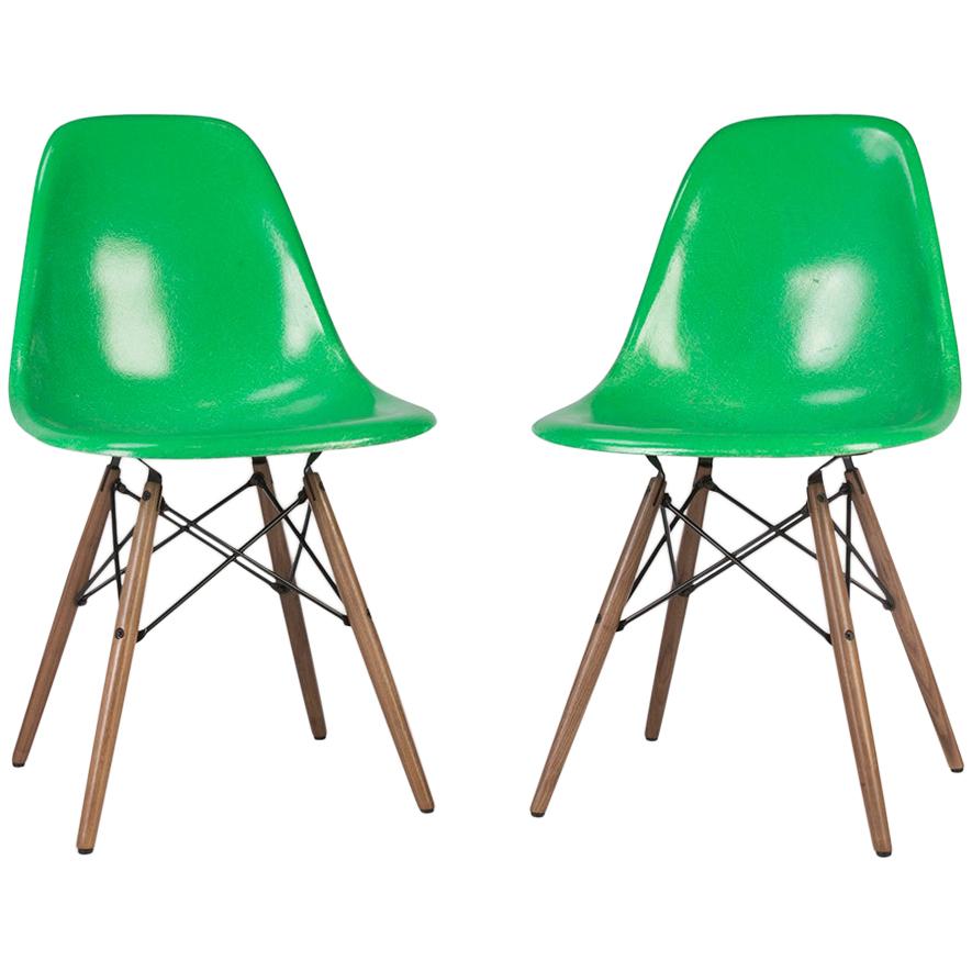 Cadmium Green Pair '2' Herman Miller Eames DSW Dining Side Shell Chairs For Sale