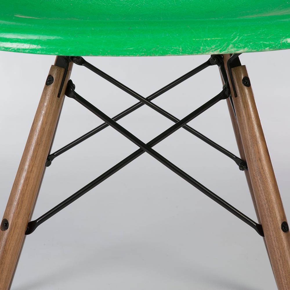Cadmium Green Set of 4 Herman Miller Eames DSW Dining Side Shell Chair In Good Condition For Sale In Loughborough, Leicester