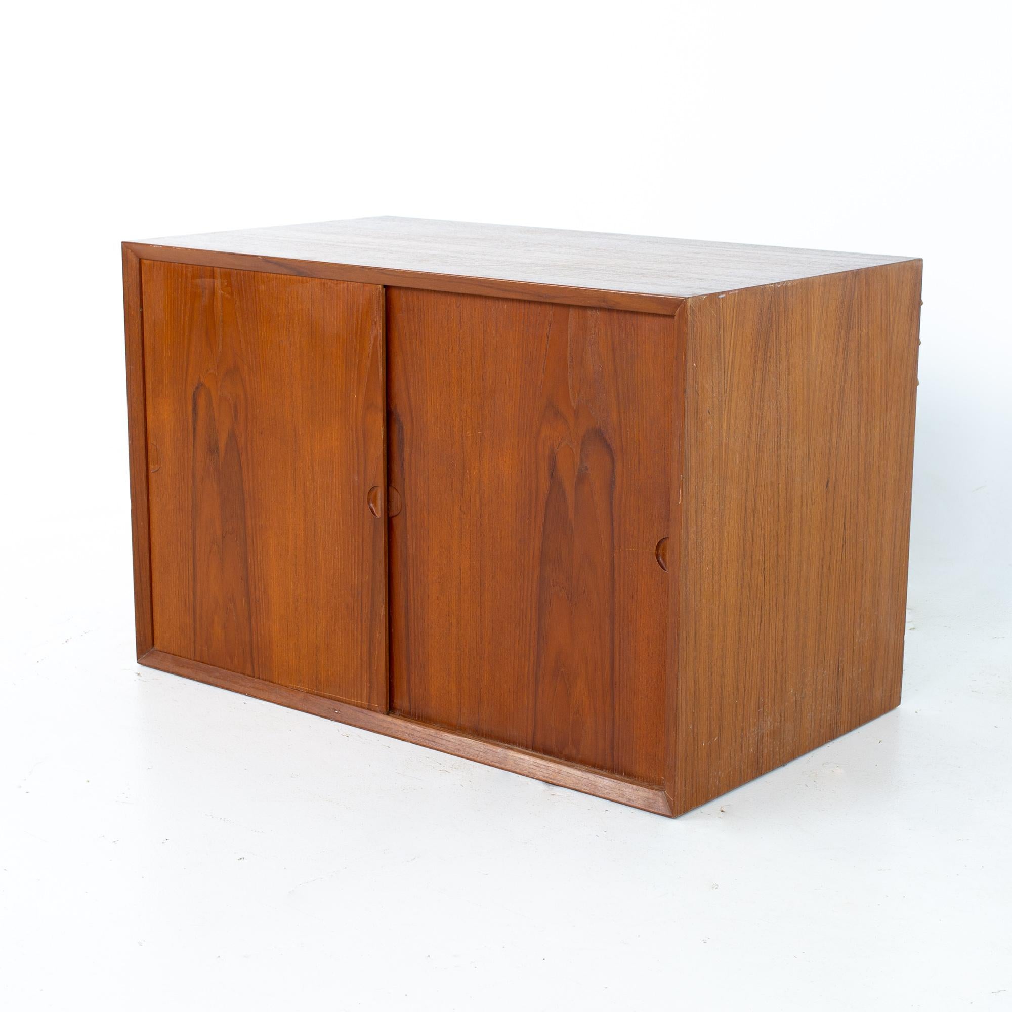 Cado Mid Century Teak Schiebetür Wandschrank Box (Moderne der Mitte des Jahrhunderts) im Angebot