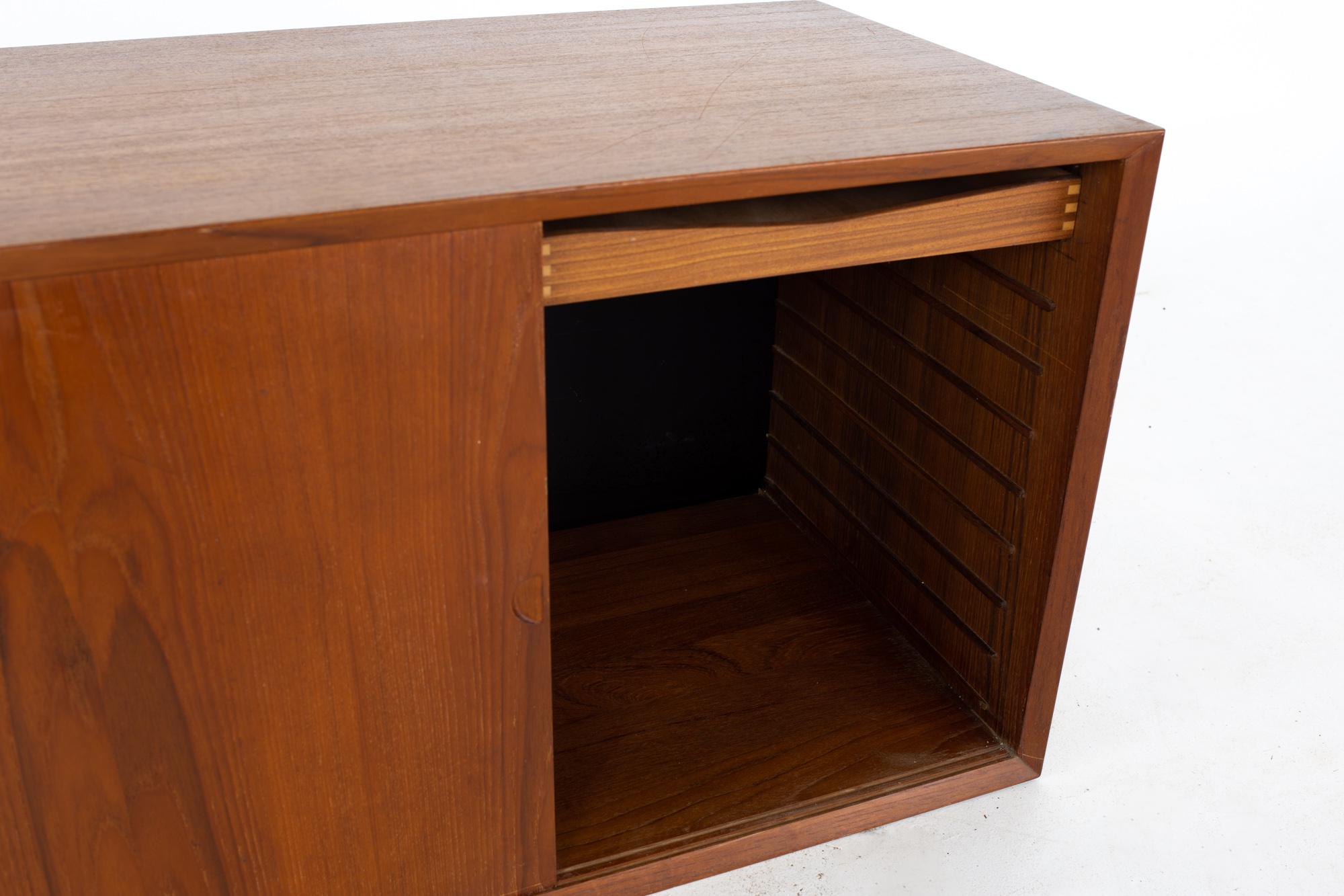 Cado Mid Century Teak Sliding Door Wall Unit Box In Good Condition For Sale In Countryside, IL