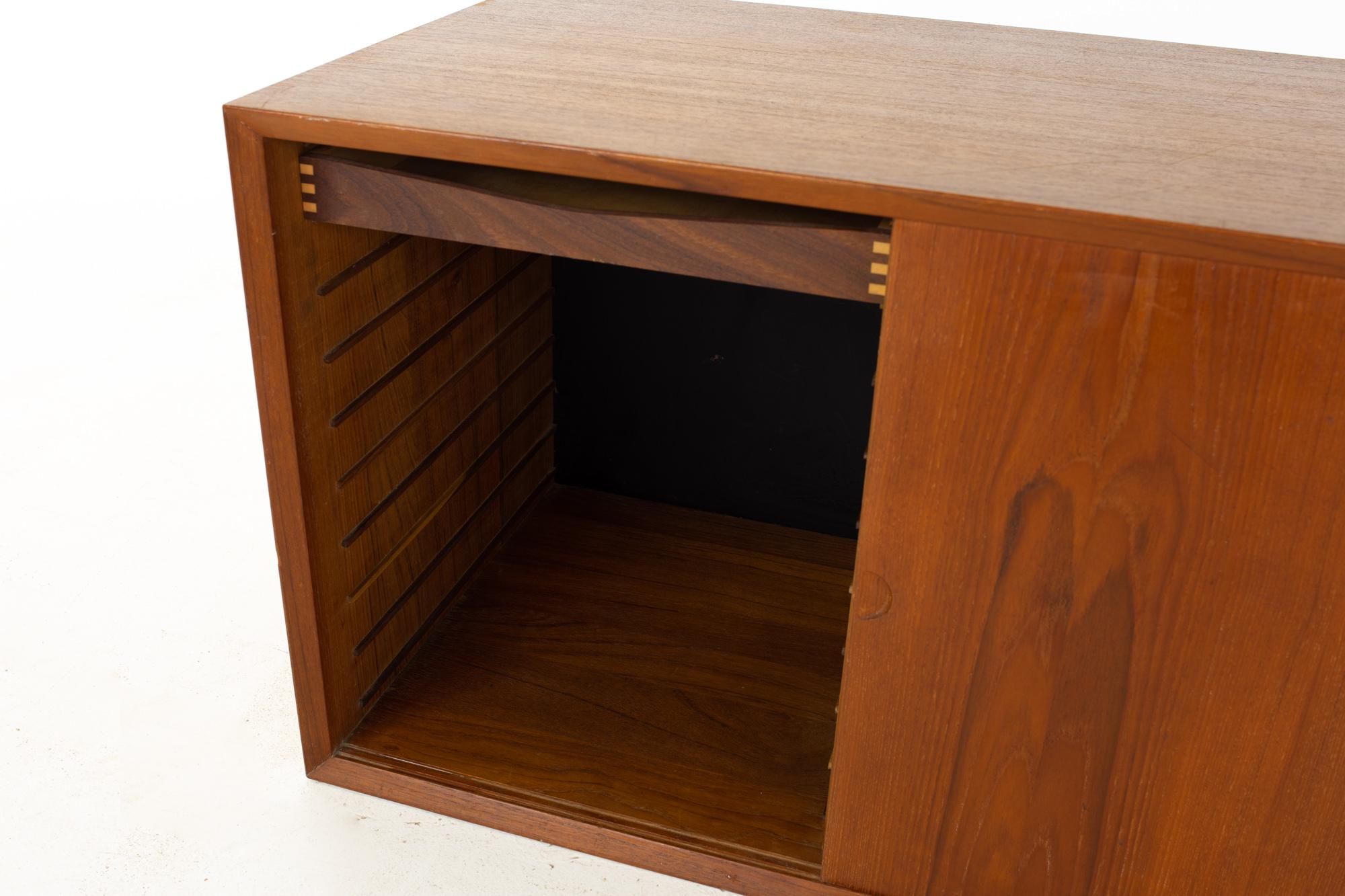 Cado Mid Century Teak Schiebetür Wandschrank Box (Teakholz) im Angebot