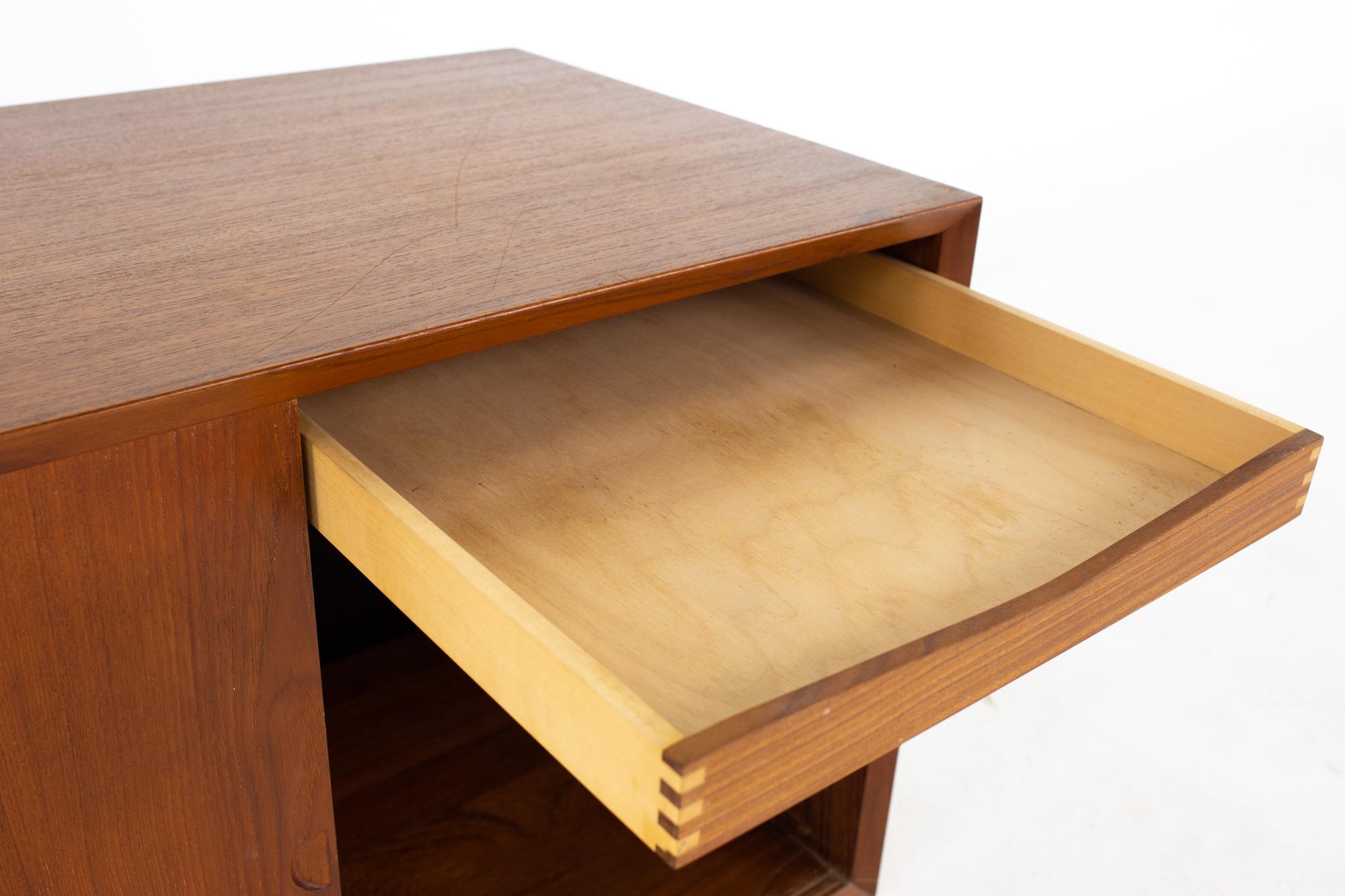 Cado Mid Century Teak Schiebetür Wandschrank Box im Angebot 1