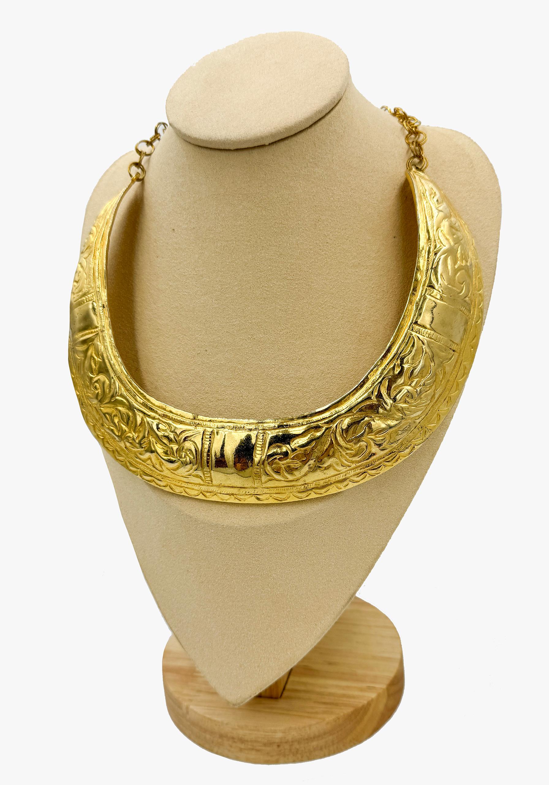 Cadoro Halsband Halskette im Vintage-Stil.

Halskette im griechischen Stil mit einem Muster auf goldfarbenem Metall.

Zeitraum: 1960s

Unterzeichnet

Zustand - sehr gut, das Metall auf der Rückseite ist etwas nachgedunkelt

........Zusätzliche