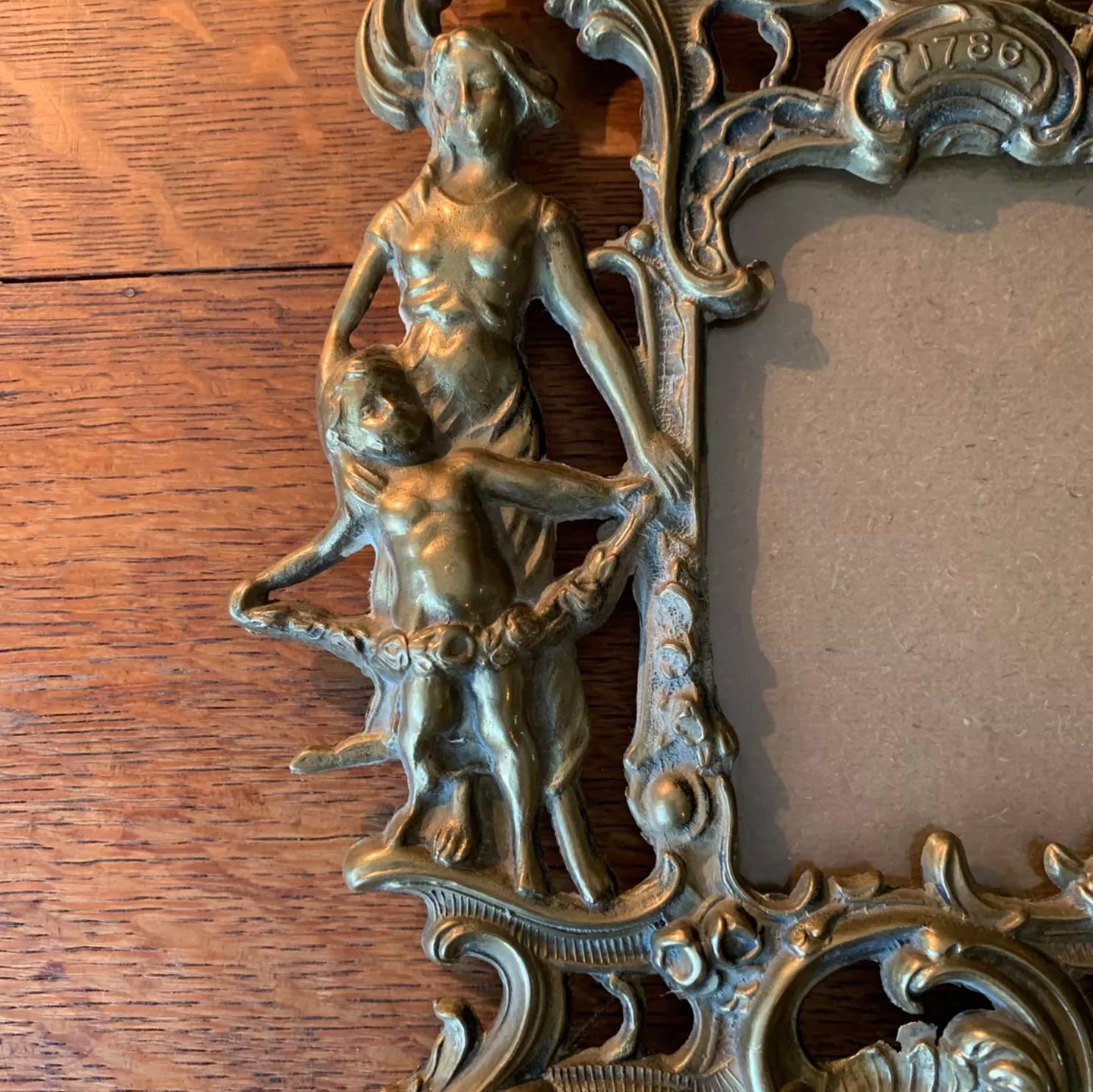 18th Century and Earlier Cadre rocaille en laiton For Sale