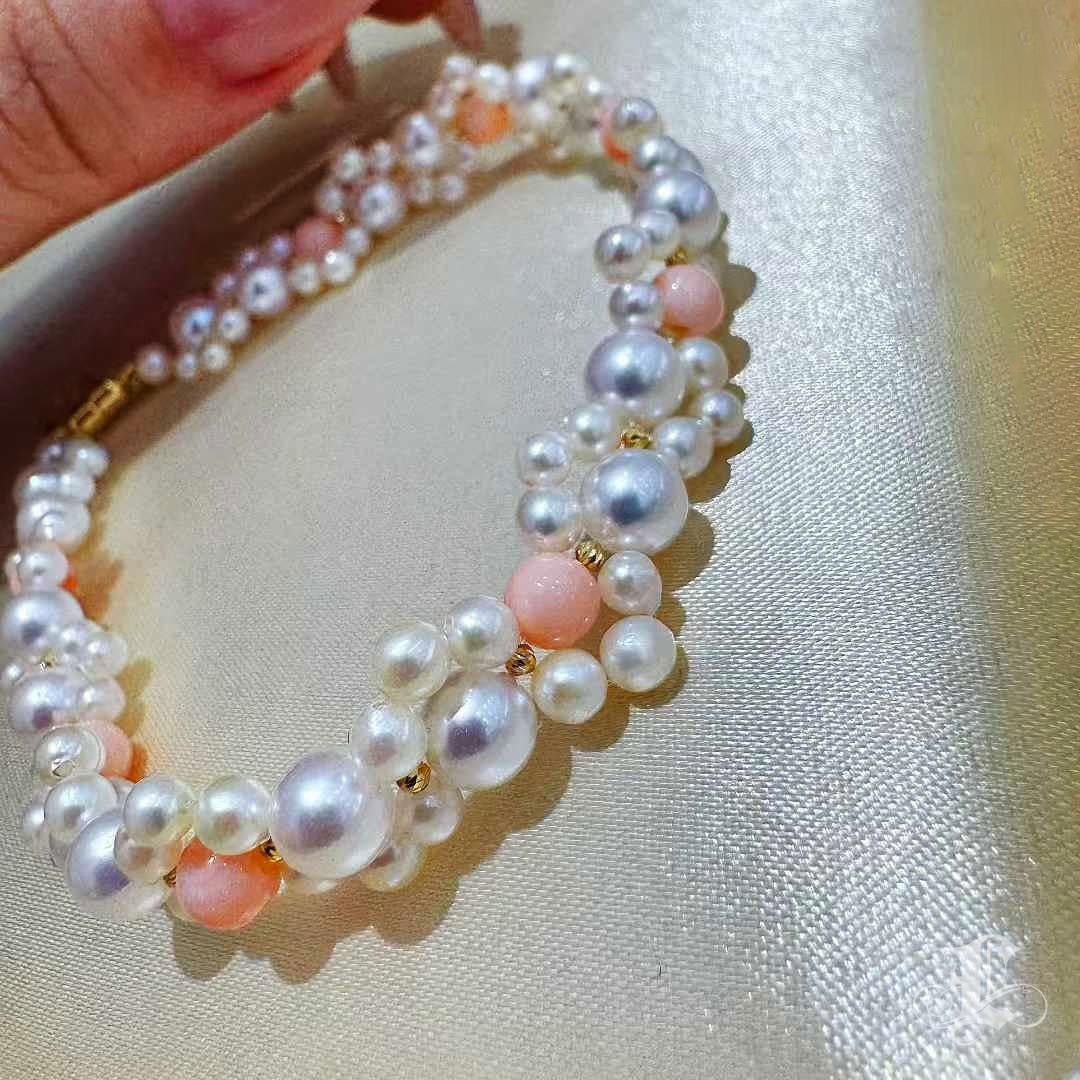 【Caelmare】 Aurora Baby Akoya Pearl & Momo Coral Bracelet In New Condition For Sale In New York, NY