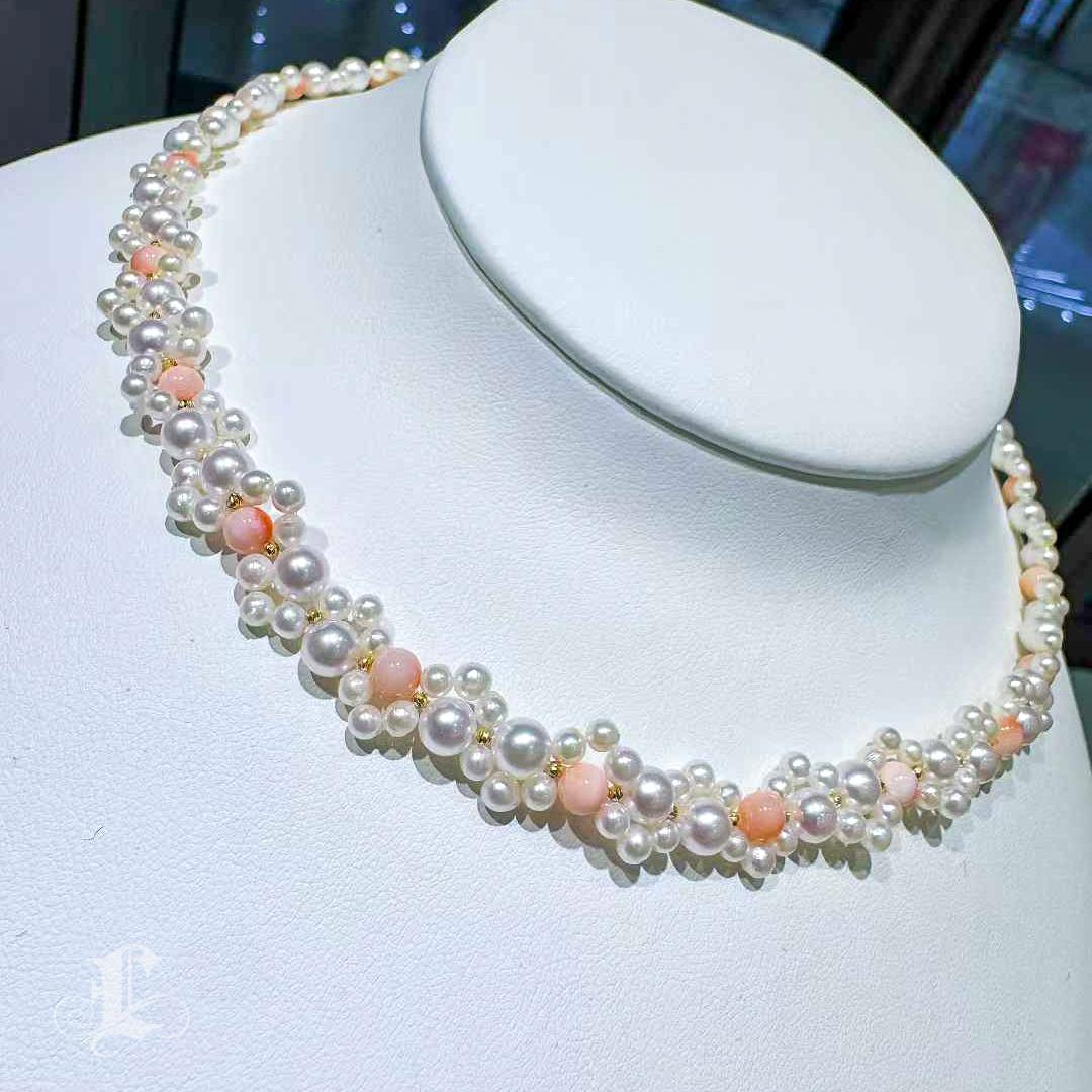 【Caelmare】 Aurora Baby Akoya Pearl & Momo Coral Necklace In New Condition For Sale In New York, NY