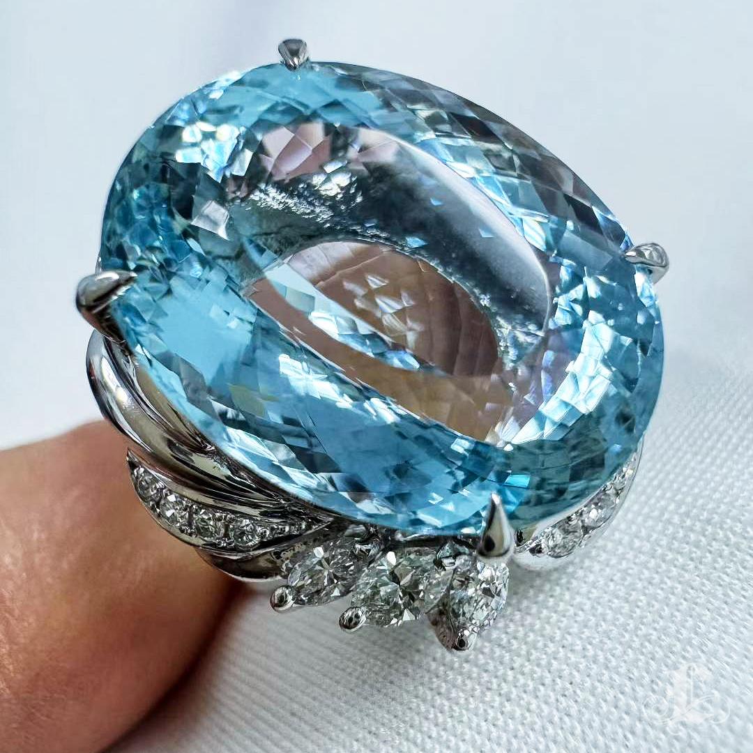 【Énigma】Radiant Saint Maria Blue 18.43ct Aquamarine Diamond Cocktail Ring In New Condition For Sale In New York, NY