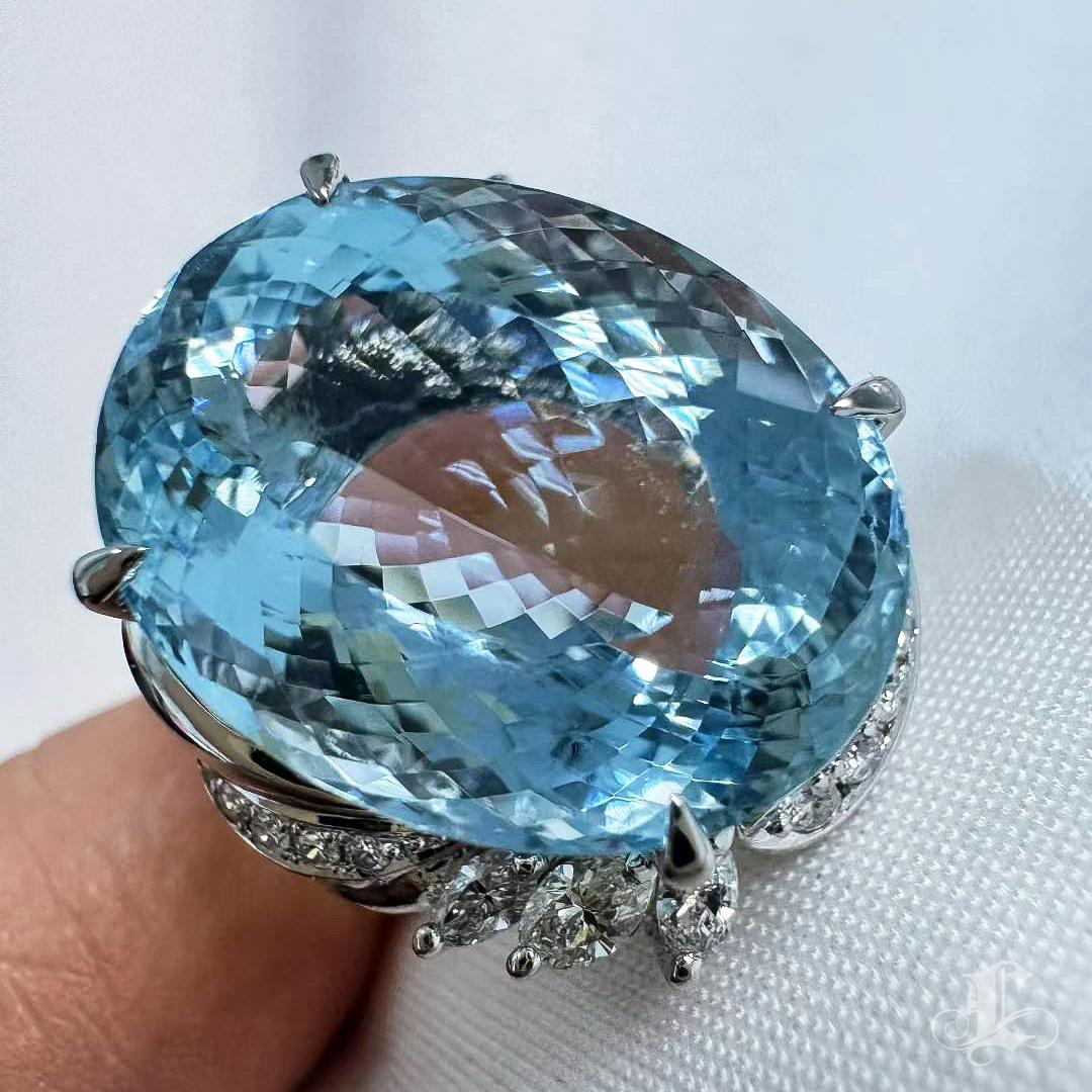 【Énigma】Radiant Saint Maria Blue 18.43ct Aquamarine Diamond Cocktail Ring For Sale 1