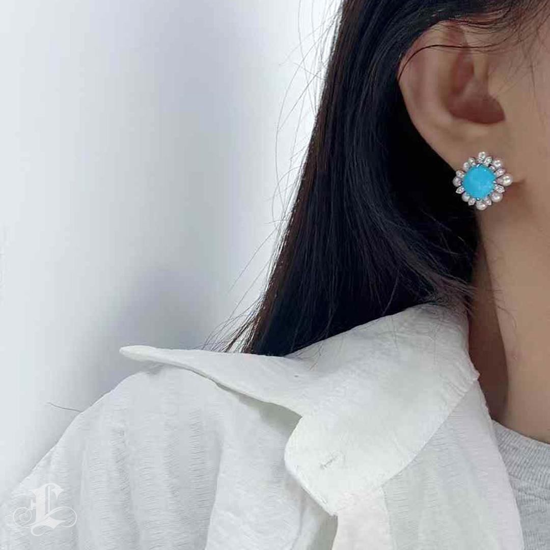 【Caelmare】Azure Bloom Türkis & Akoya Perlen Ohrstecker (Ungeschliffen) im Angebot