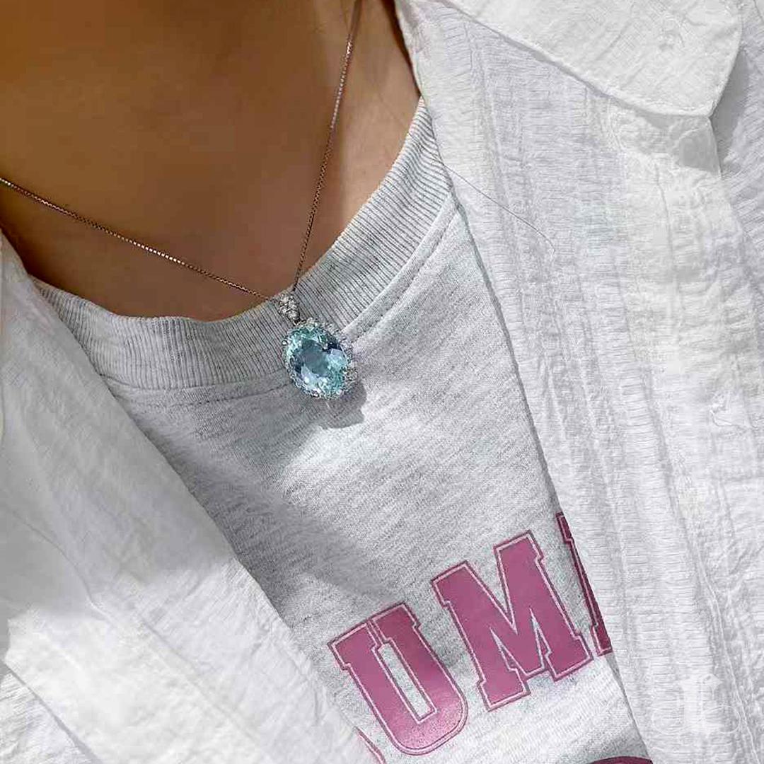 Dove la brillantezza incontra il mare.
Questo ciondolo Caelmare presenta una rara acquamarina naturale da 12,93ct - riccamente satura, perfettamente pulita e danzante di luce oceanica. Una scintillante aureola di diamanti naturali da 1,18 carati
