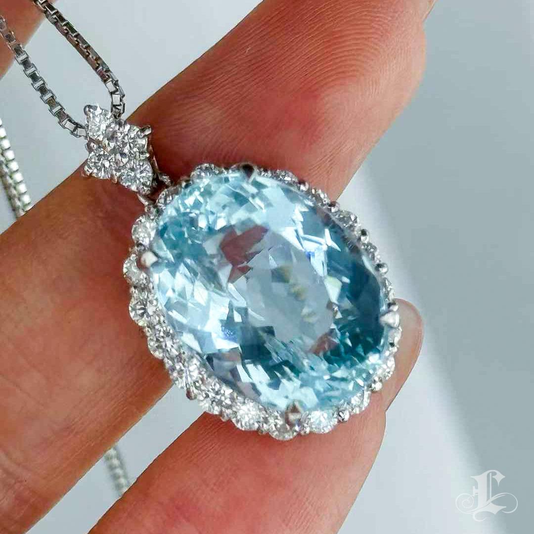CELESTIAL HALO - Collana con ciondolo in acquamarina naturale e diamanti da 12,93 carati In condizioni Nuovo in vendita a New York, NY
