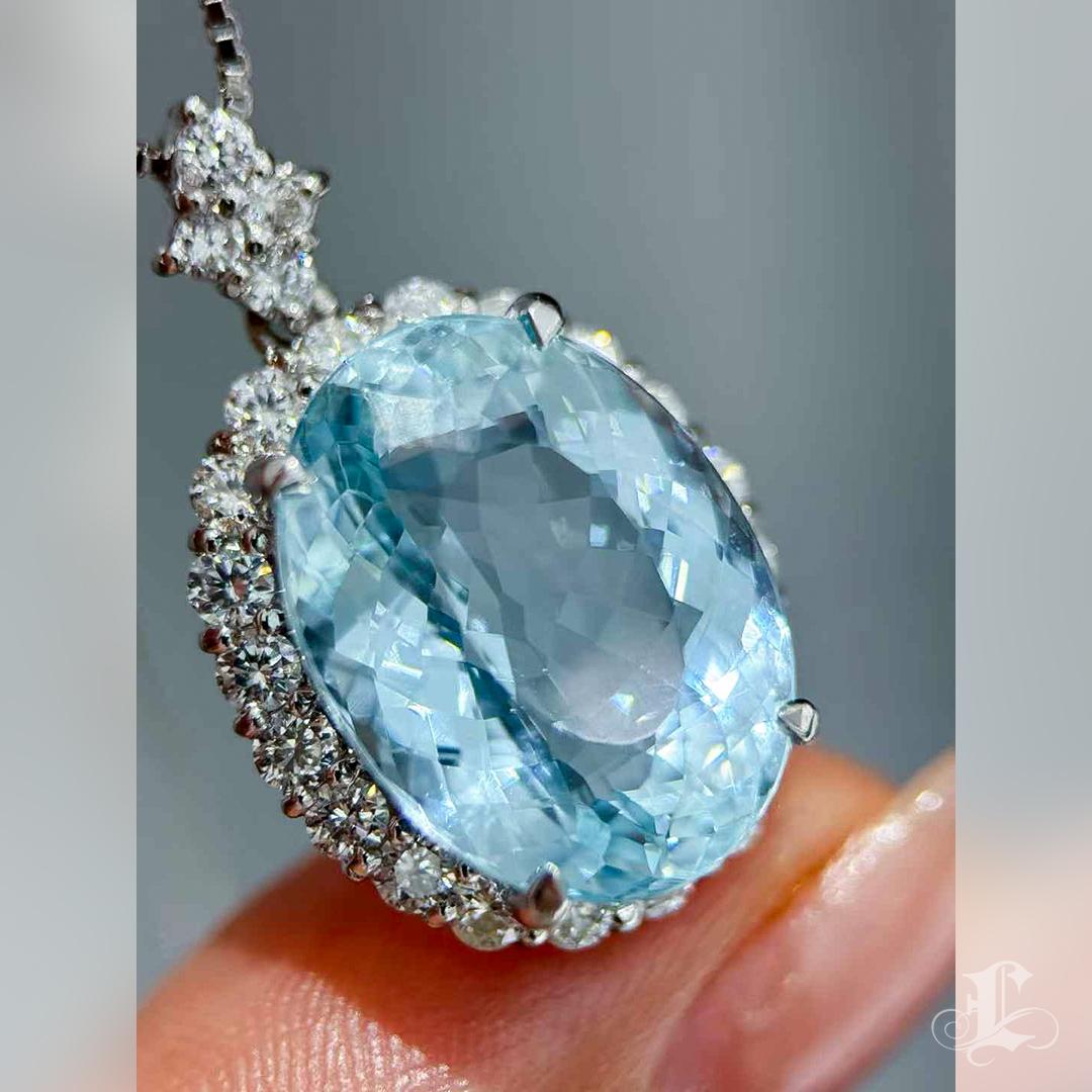 Donna CELESTIAL HALO - Collana con ciondolo in acquamarina naturale e diamanti da 12,93 carati in vendita
