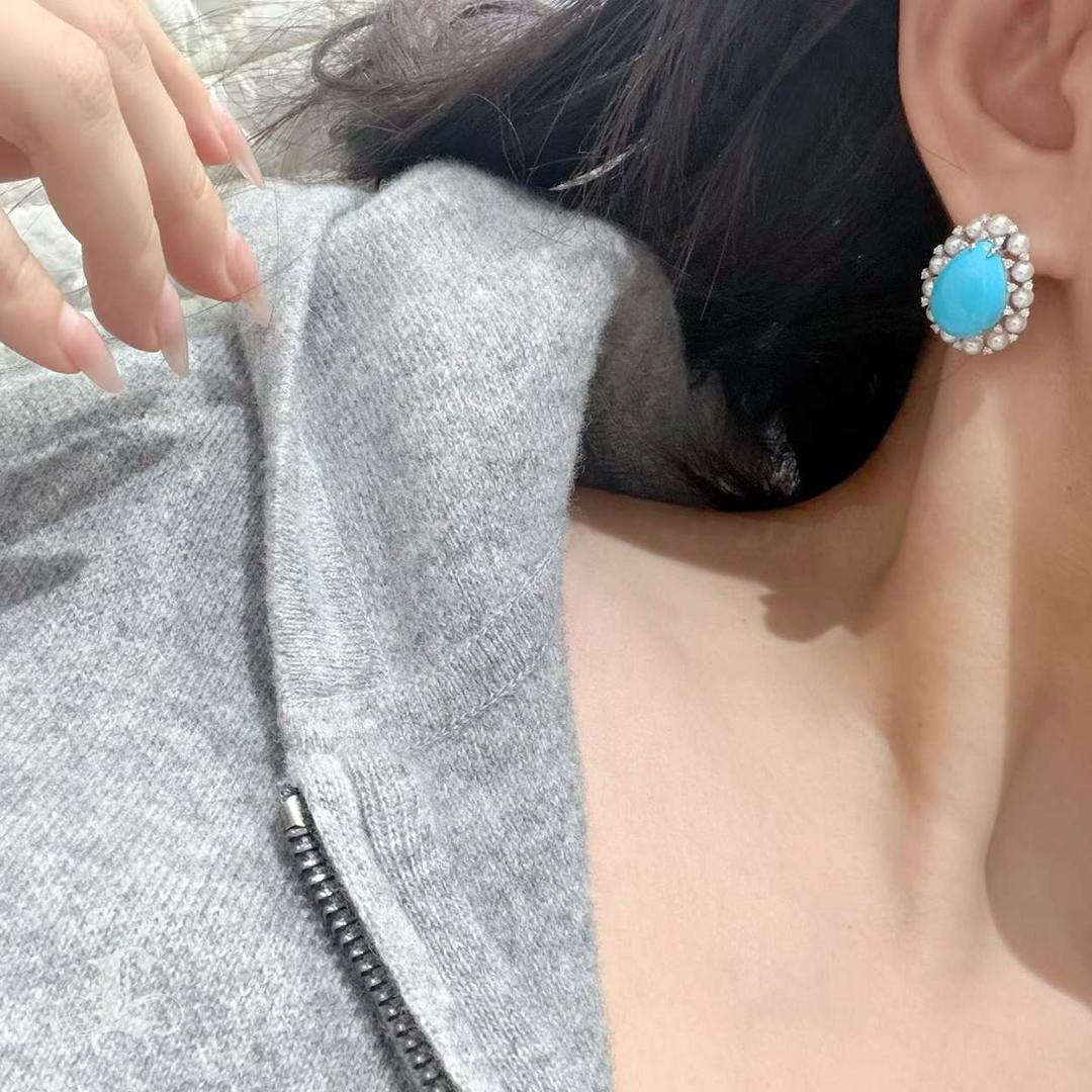 Grezzo Orecchini a cerchio in turchese naturale e perla Akoya in vendita