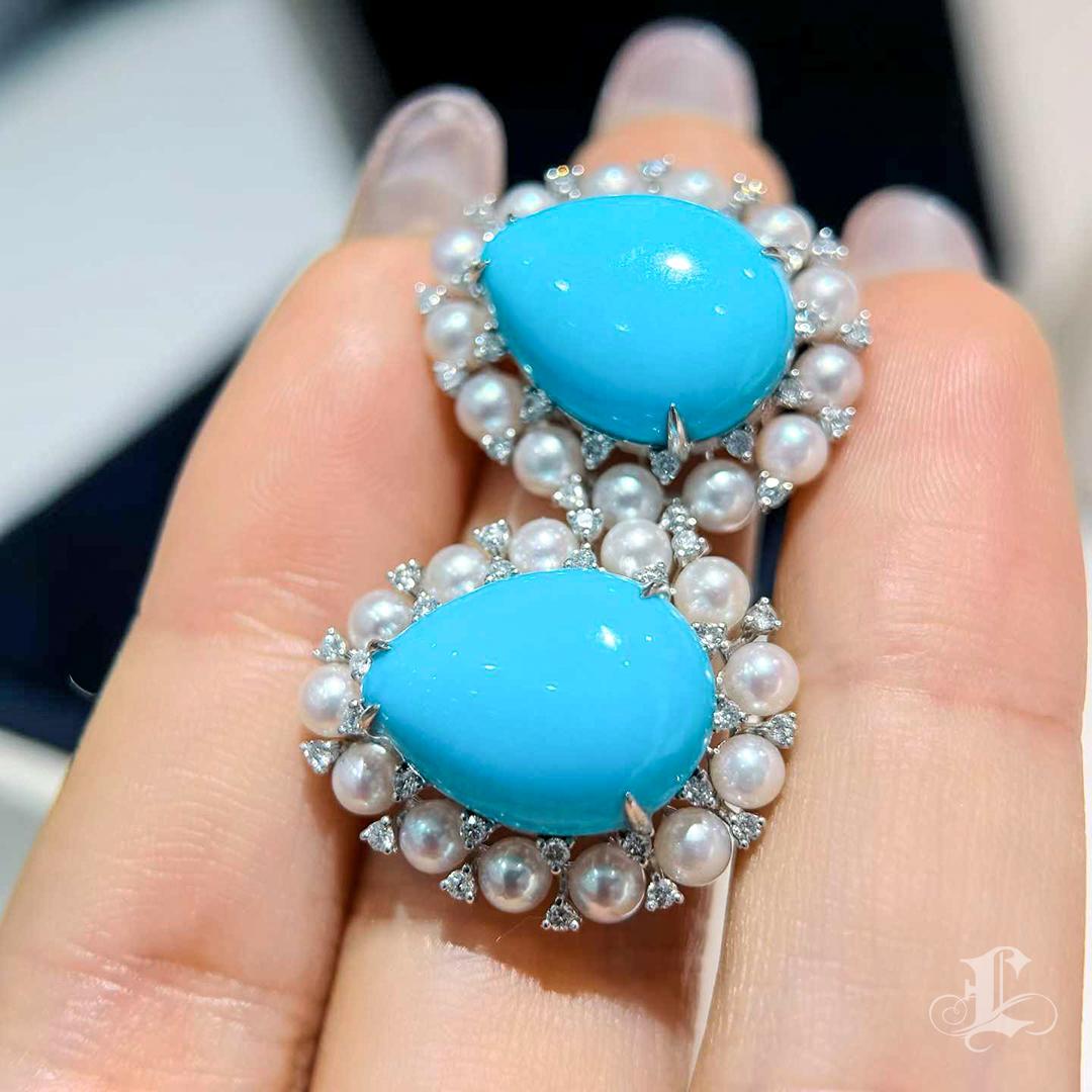 Orecchini a cerchio in turchese naturale e perla Akoya In condizioni Nuovo in vendita a New York, NY